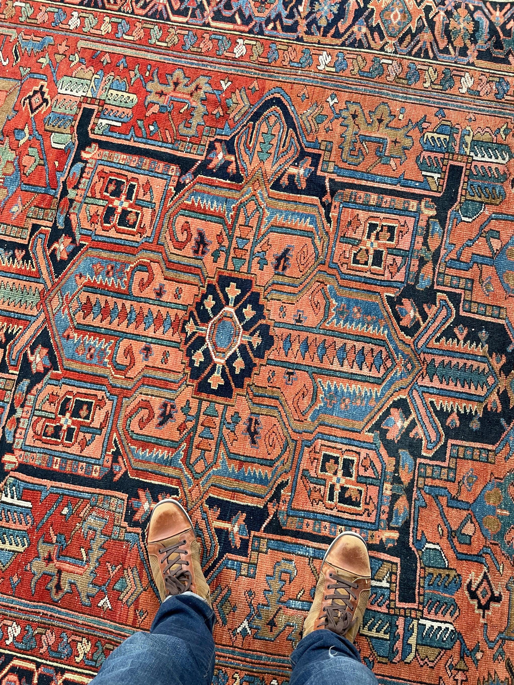 Heart-wrenchingly schöner zweifarbiger antiker Teppich, ca. 1920er Jahre im Angebot 13