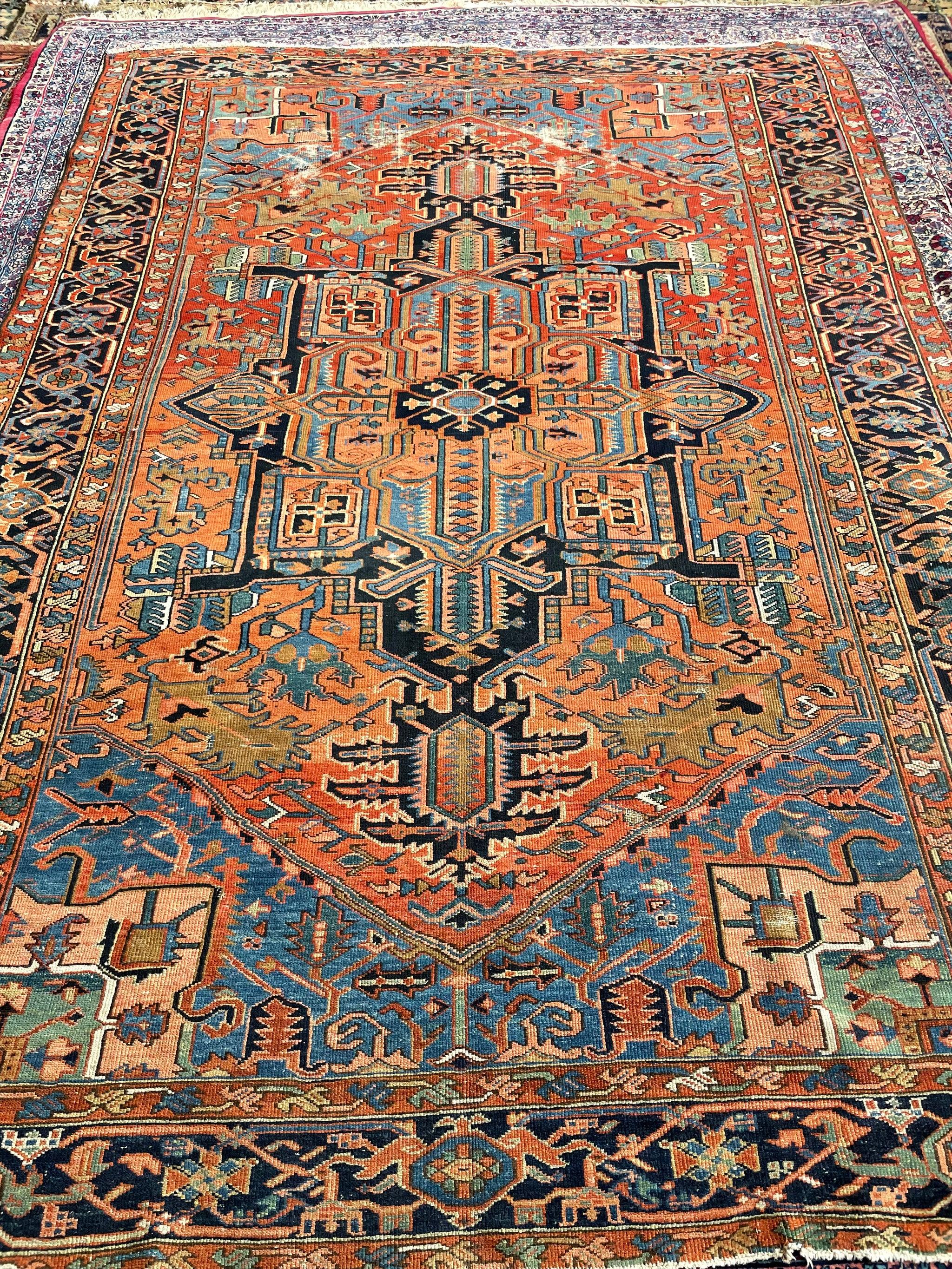 Heart-wrenchingly schöner zweifarbiger antiker Teppich, ca. 1920er Jahre im Angebot 14