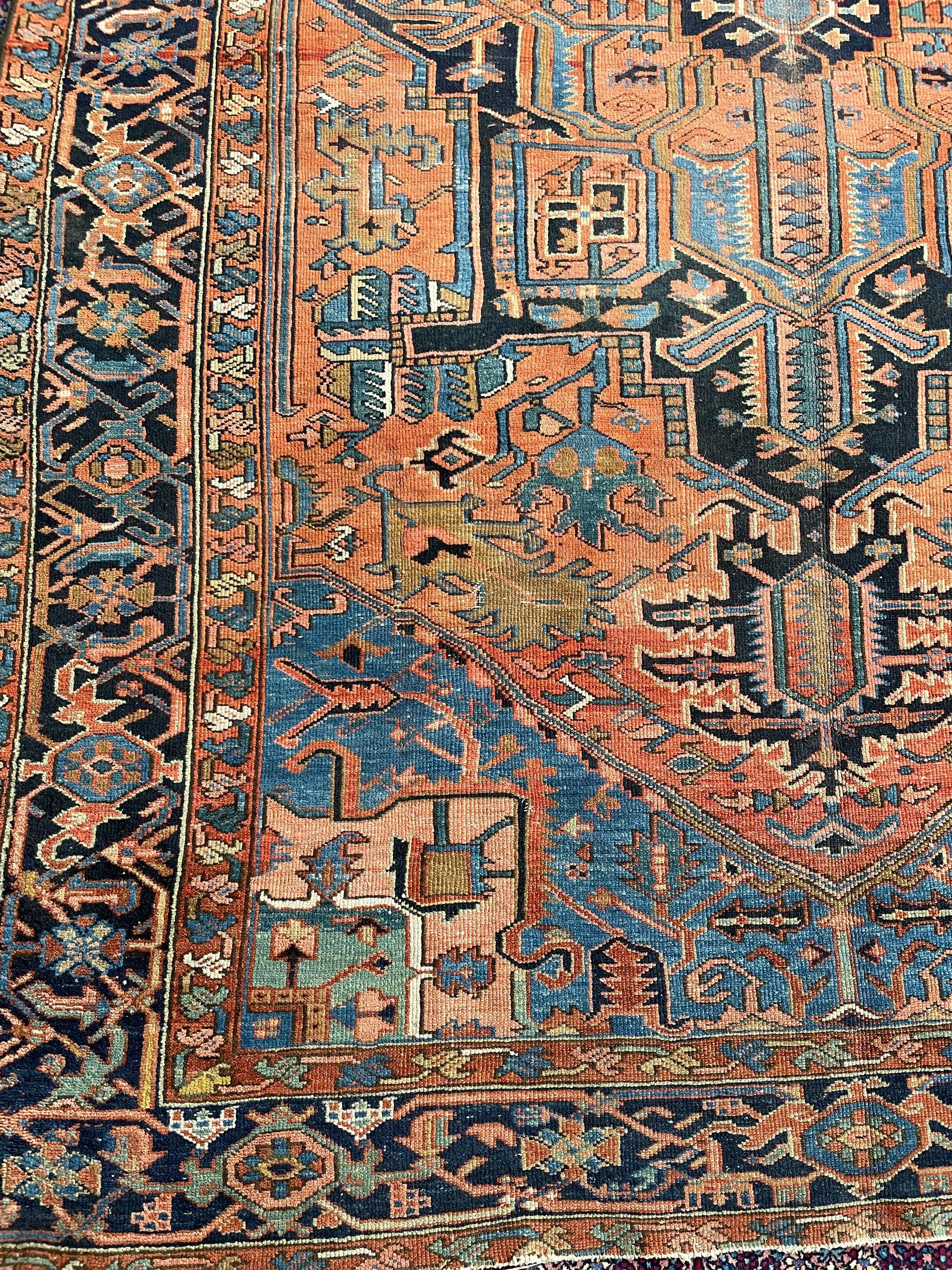 Heart-wrenchingly schöner zweifarbiger antiker Teppich, ca. 1920er Jahre im Zustand „Gut“ im Angebot in Milwaukee, WI