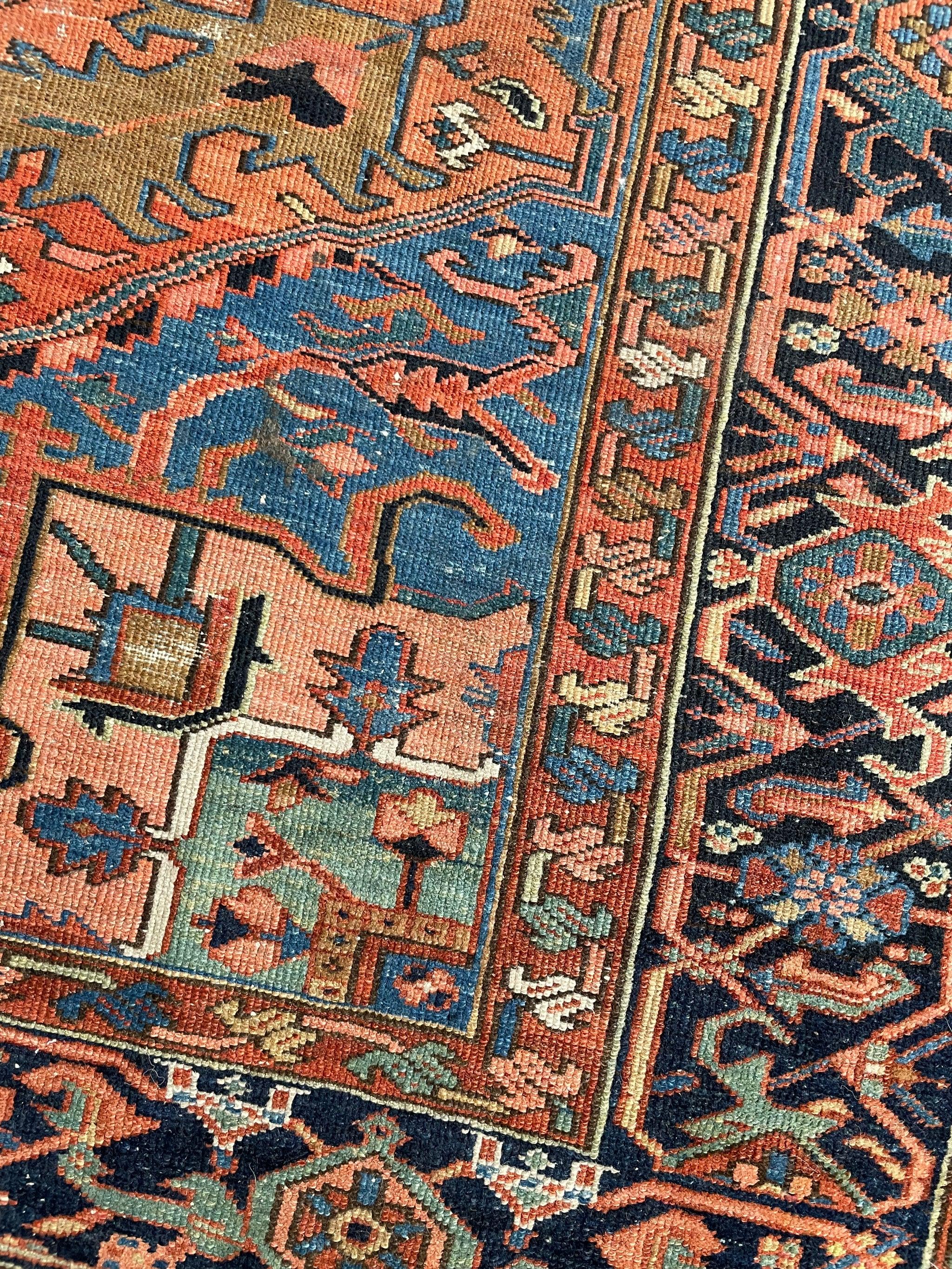 Heart-wrenchingly schöner zweifarbiger antiker Teppich, ca. 1920er Jahre (20. Jahrhundert) im Angebot