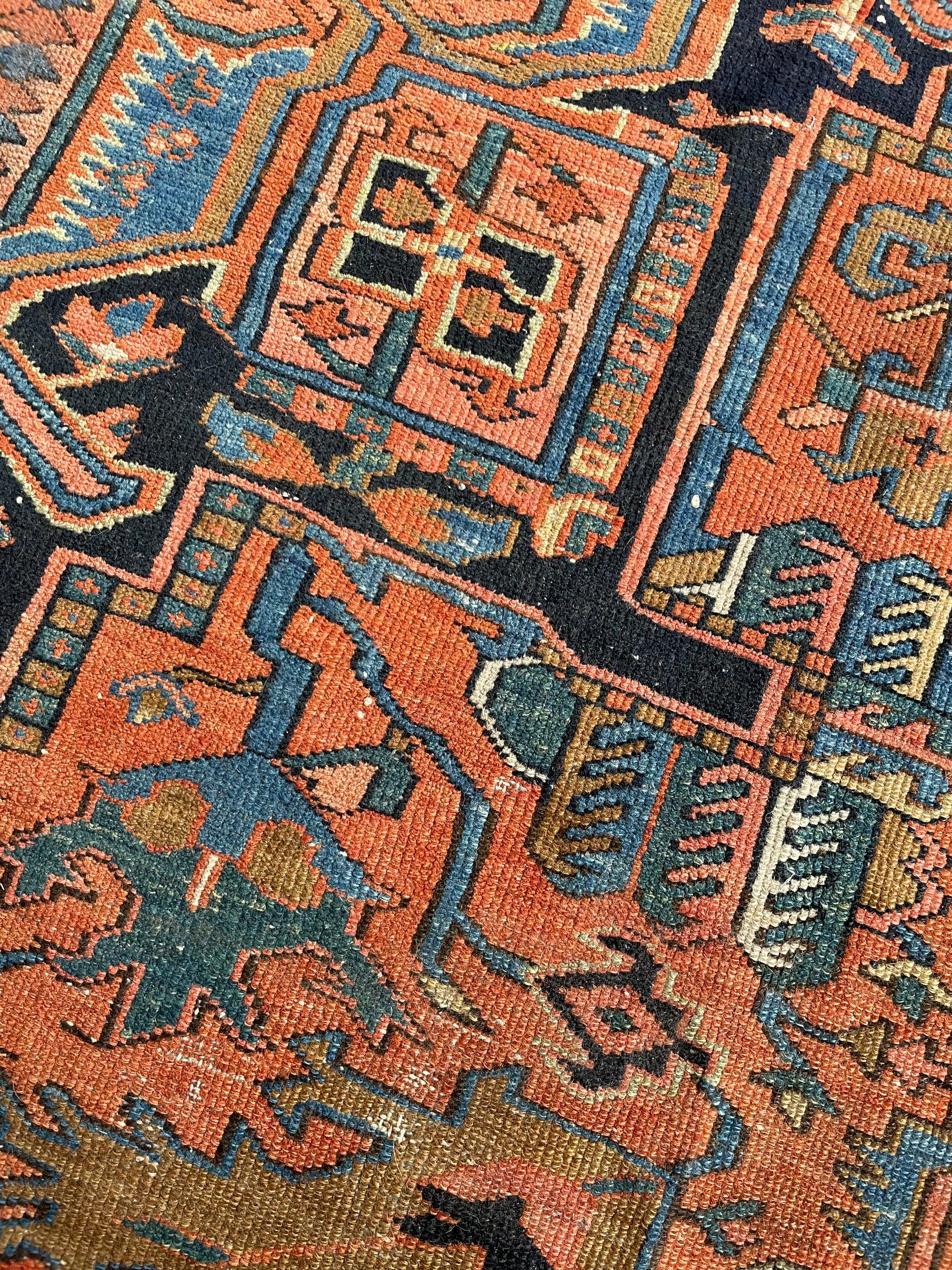 Heart-wrenchingly schöner zweifarbiger antiker Teppich, ca. 1920er Jahre (Wolle) im Angebot