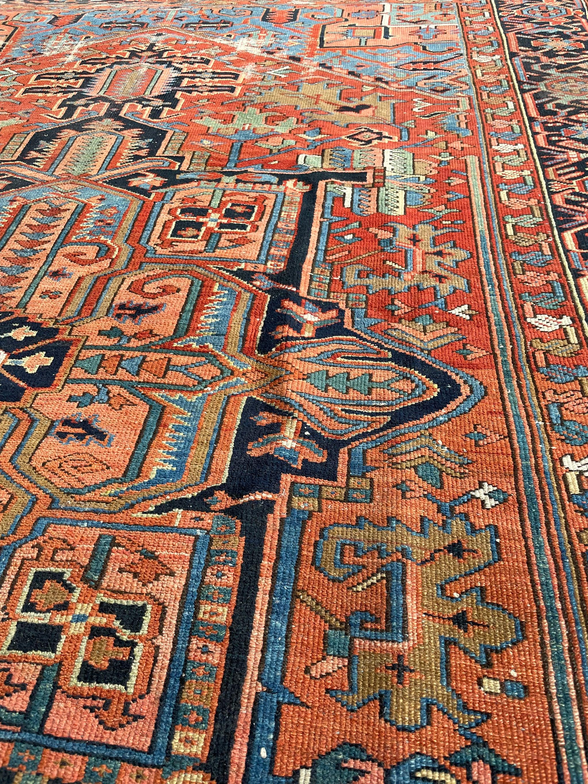 Heart-wrenchingly schöner zweifarbiger antiker Teppich, ca. 1920er Jahre im Angebot 1