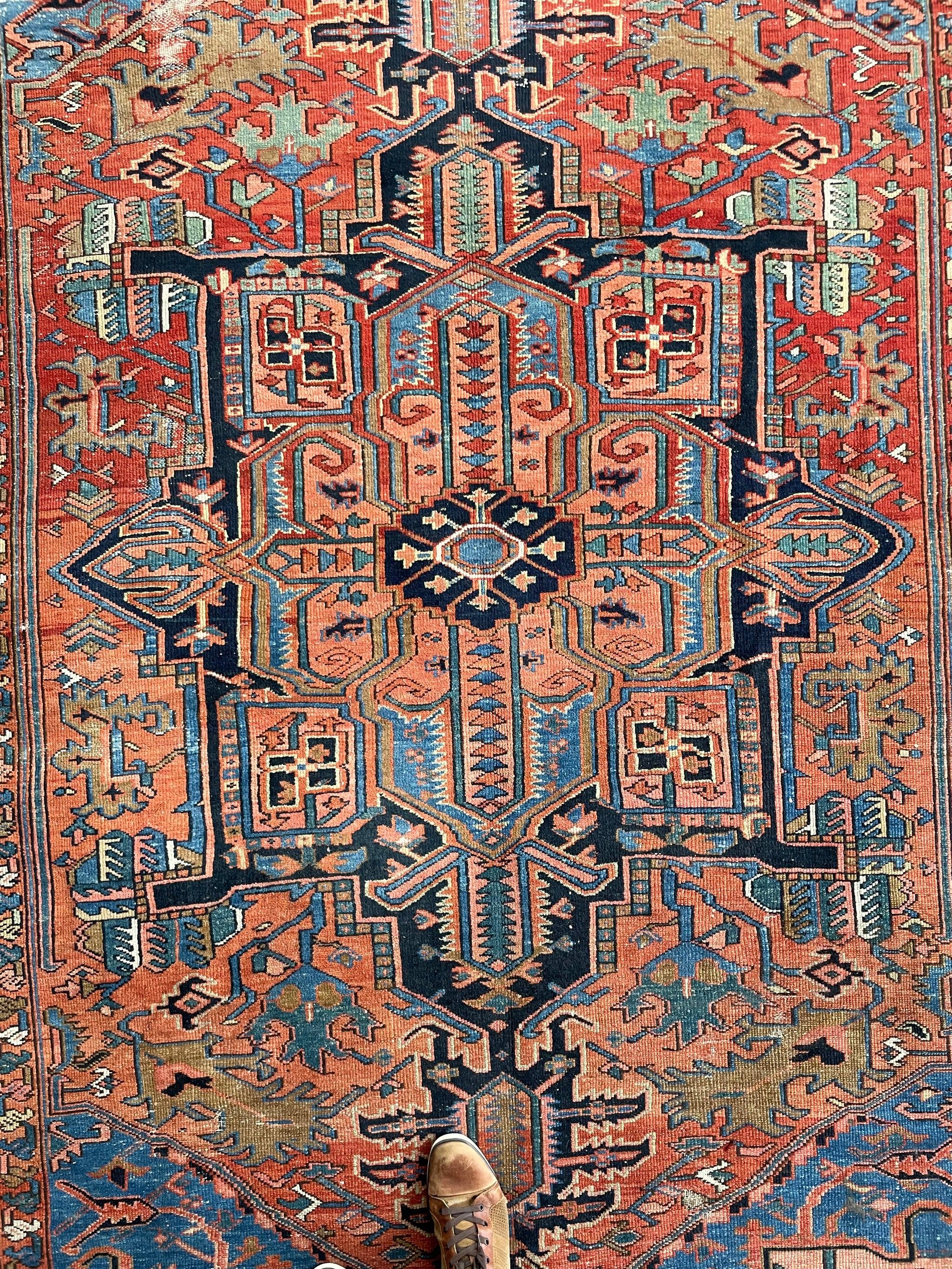 Heart-wrenchingly schöner zweifarbiger antiker Teppich, ca. 1920er Jahre im Angebot 2