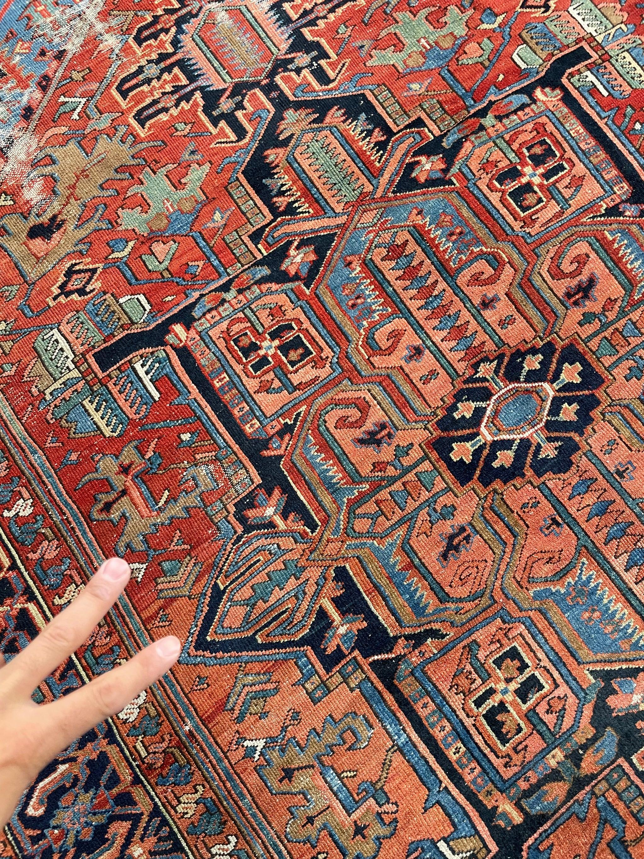 Heart-wrenchingly schöner zweifarbiger antiker Teppich, ca. 1920er Jahre im Angebot 3