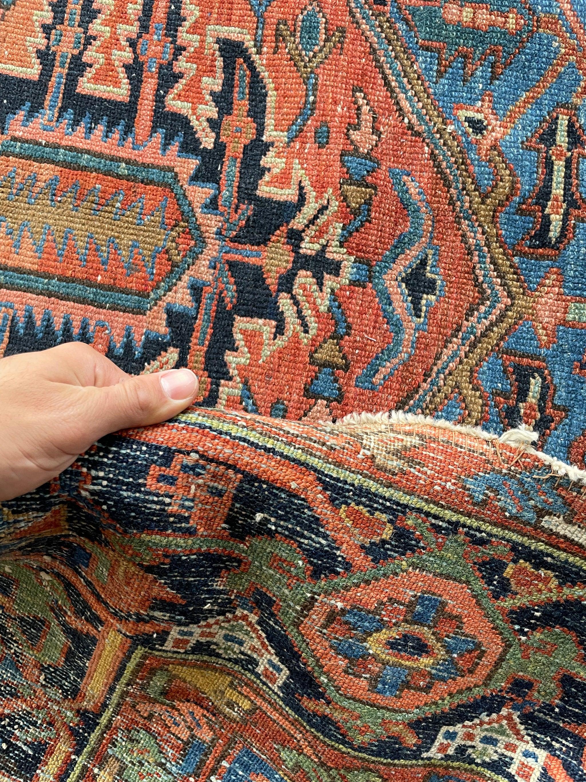 Heart-wrenchingly schöner zweifarbiger antiker Teppich, ca. 1920er Jahre im Angebot 4