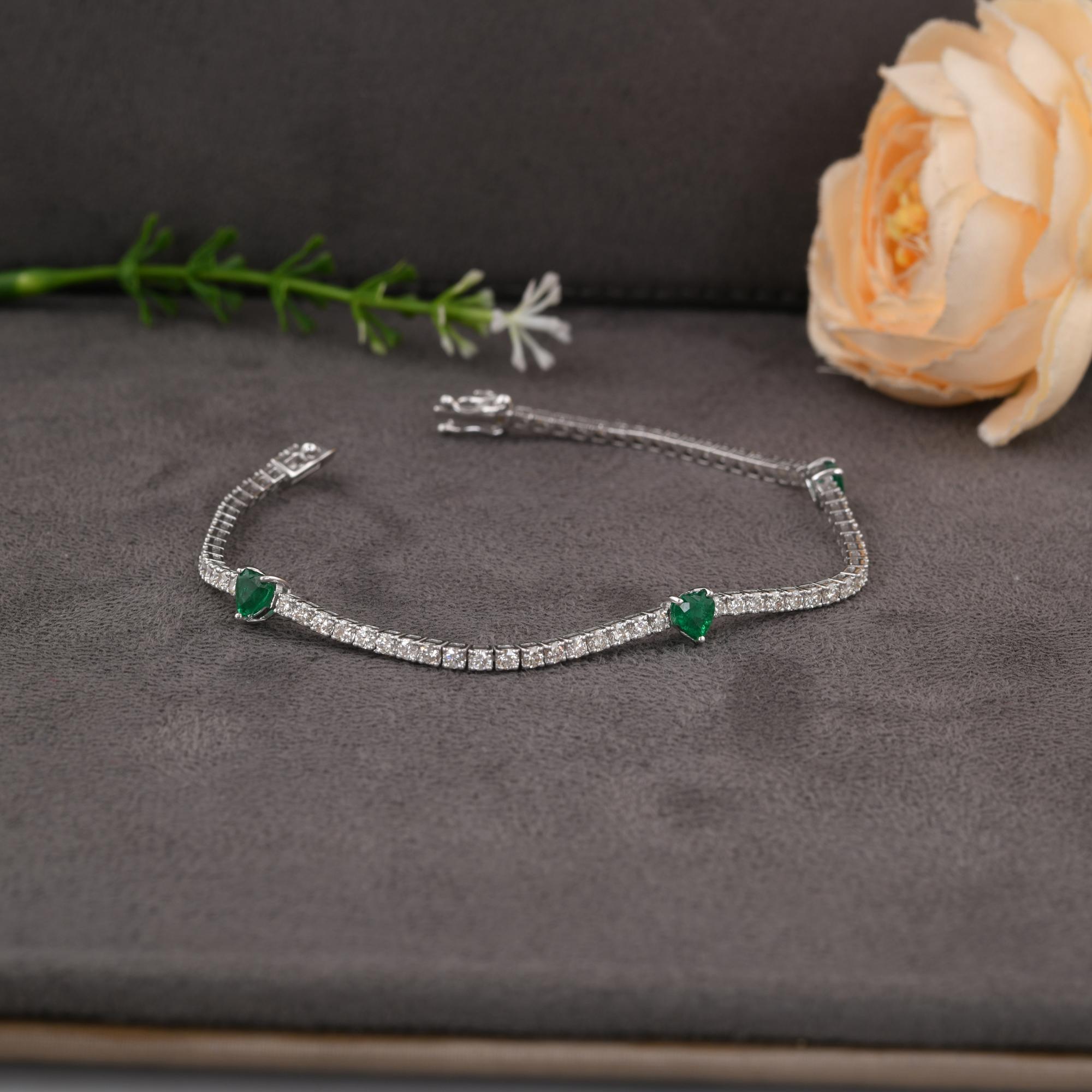 Herz Zambian Smaragd-Armband SI/H Runder Brillantschliff Diamant 18k Weißgold (Herzschliff) im Angebot