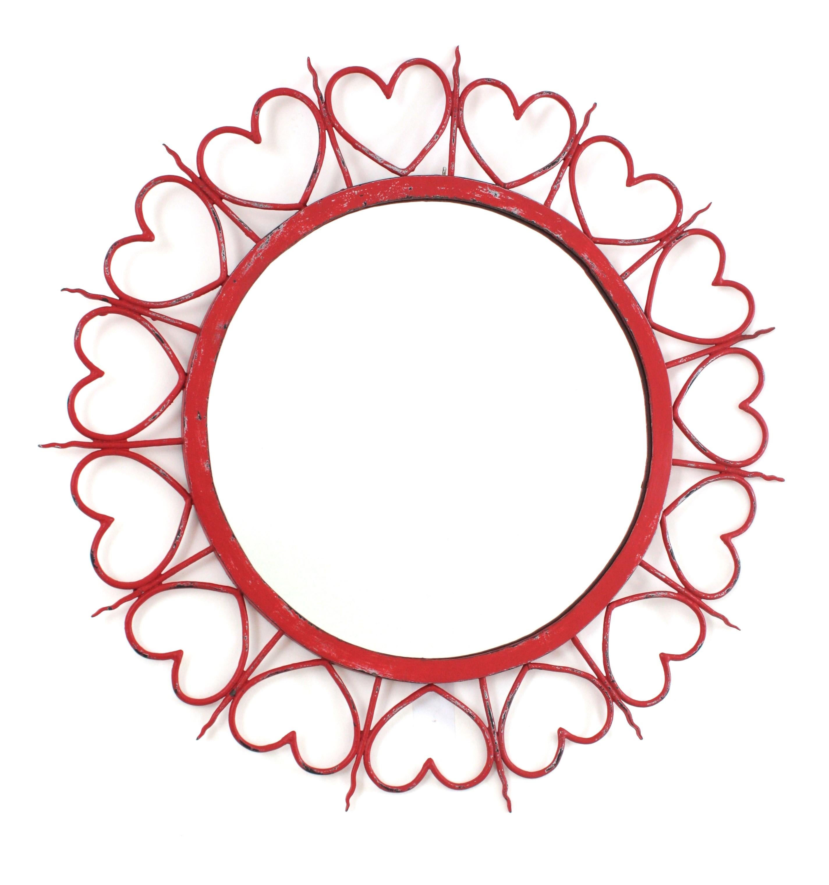 Specchio a raggiera con cornice a cuori colorati patinato in rosso, ferro battuto, Spagna, 1950-1960.
Questo specchio Sunburst presenta una cornice in ferro forgiata a mano con cuori e raggi di sole alternati. Design Brutalista.
Patinato di colore