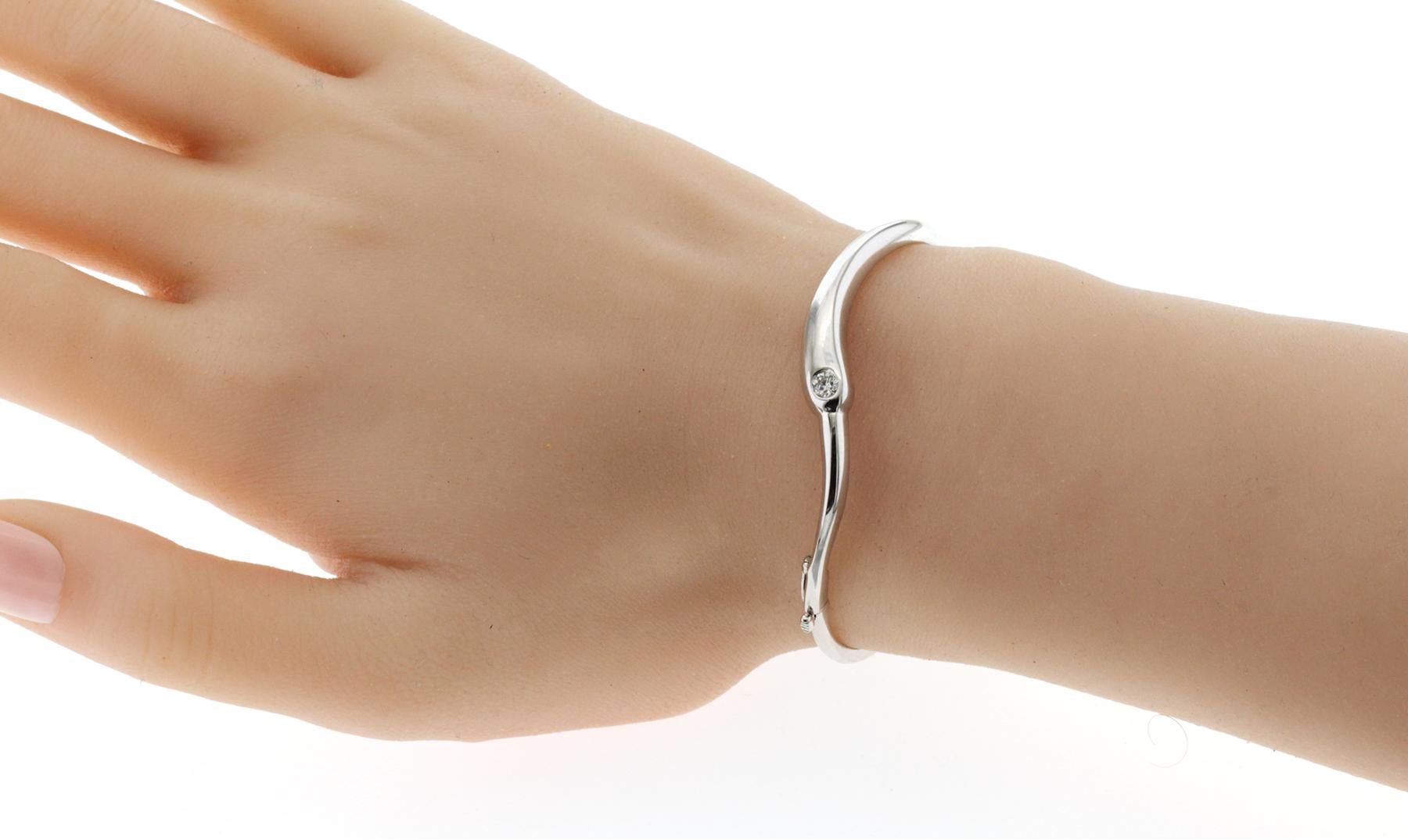 Pulsera brazalete Hearts On Fire de oro blanco de 18 quilates y 0,18 quilates de diamantes Talla M 6,25 pulgadas en Excelente estado para la venta en Los Angeles, CA