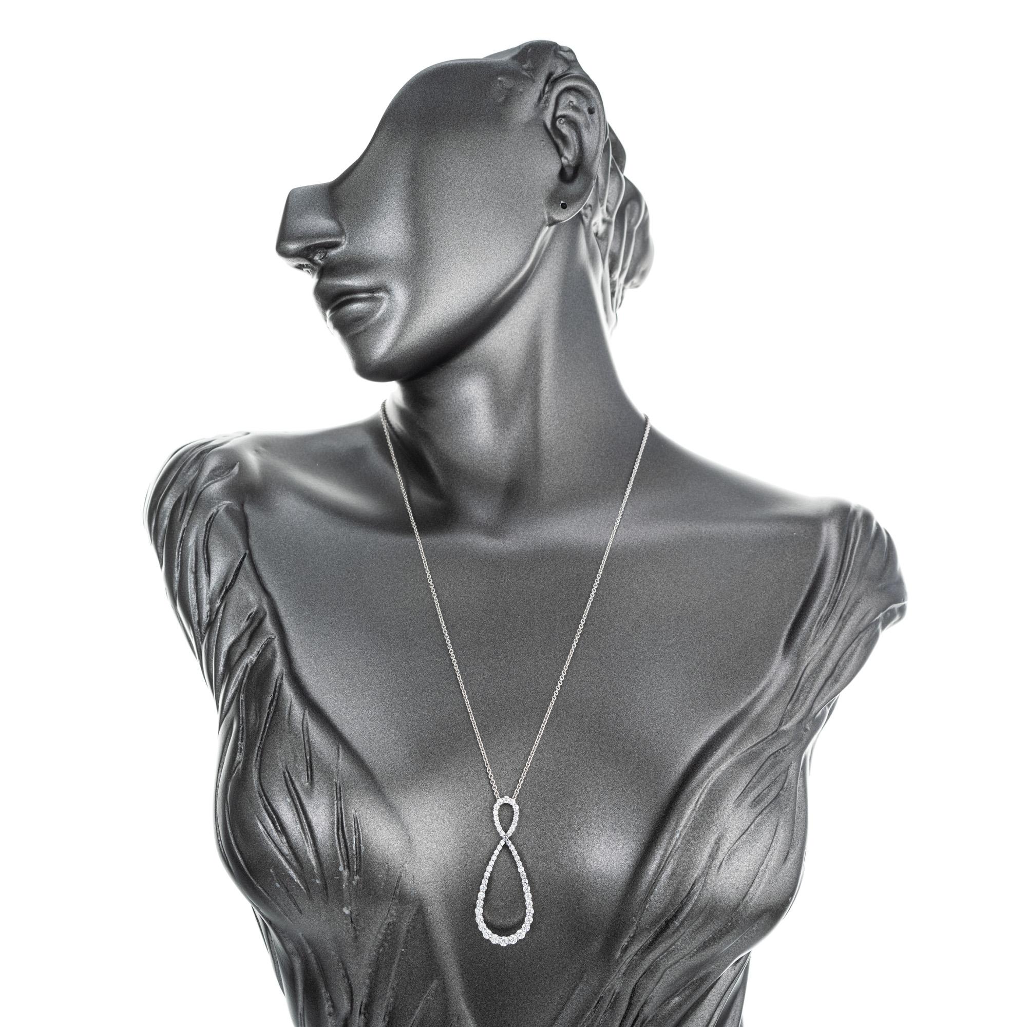 Hearts on Fire, collier à pendentif en or blanc et diamants de 1,35 carat  Pour femmes en vente