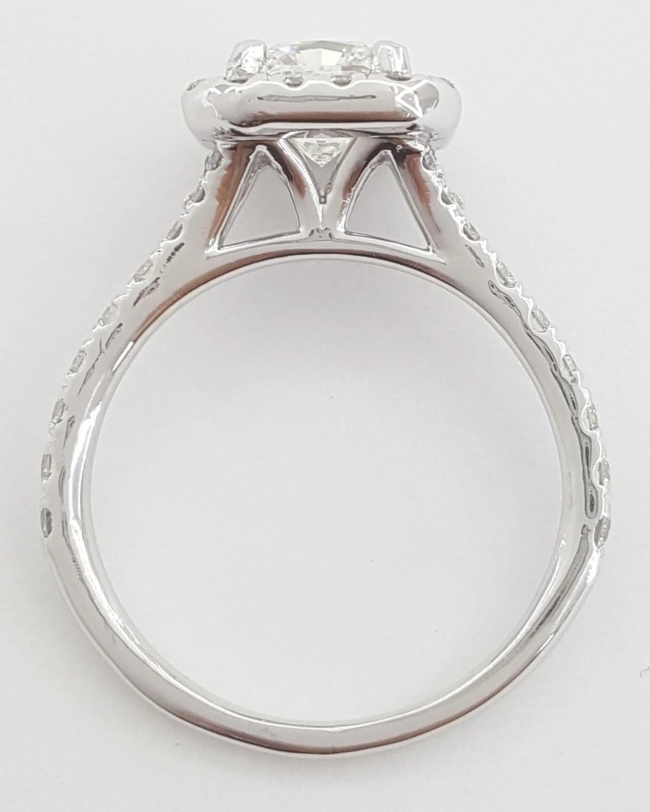 Hearts On Fire 1,48 Karat Transcend Dream Ideal Cut Diamant Verlobungsring in Platin

Dieser Verlobungsring von Hearts On Fire Transcend ist eine wahre Ikone der Brillanz und zeigt den für die Marke charakteristischen Dream Ideal Cut-Diamanten, der