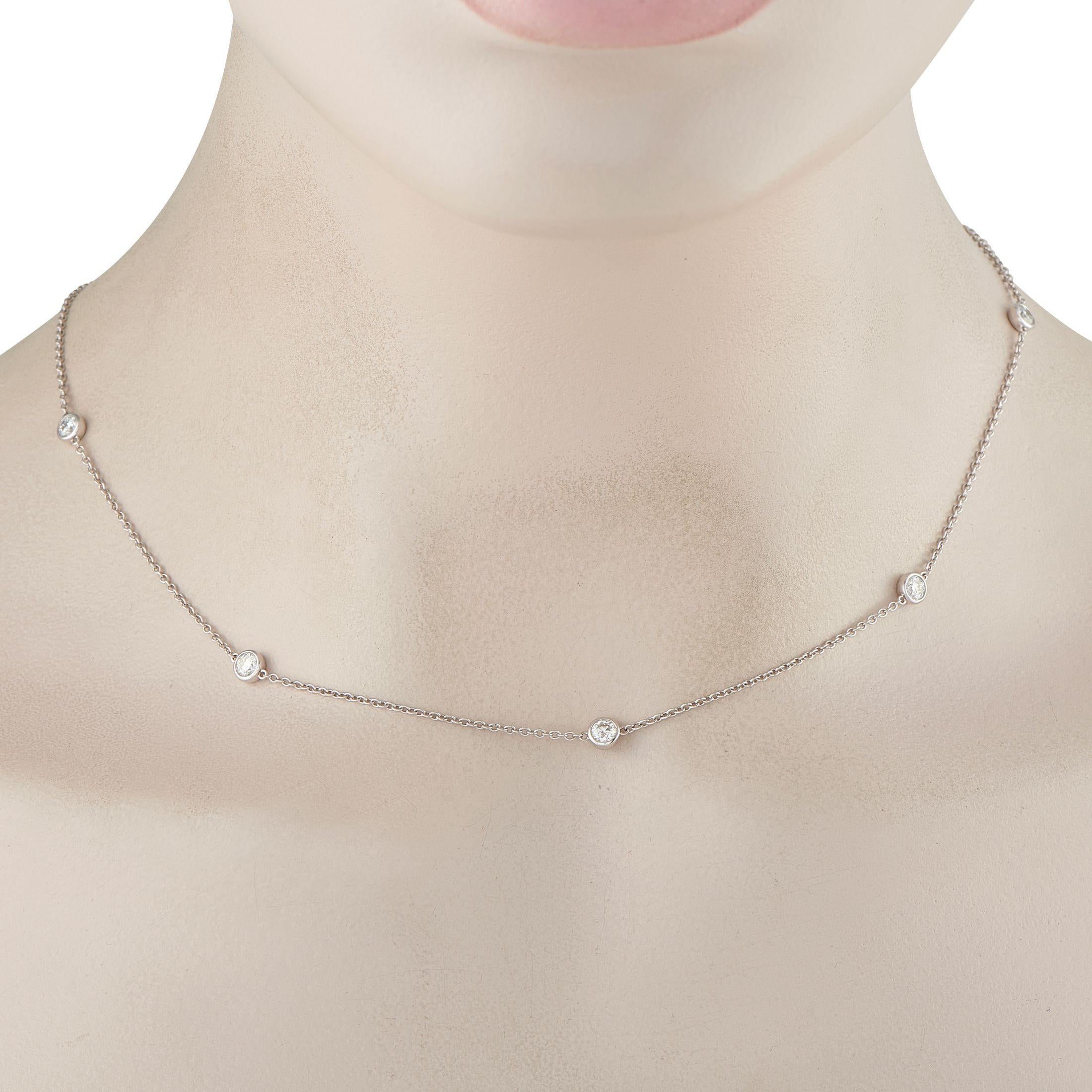 Eine Station-Halskette, die einen minimalistischen Look bietet, aber dennoch vor Luxus glänzt. Dieses Schmuckstück aus 18 Karat Weißgold mit seinen runden Diamanten in Lünettenfassung, die in Abständen entlang einer zarten Kette angeordnet sind, ist