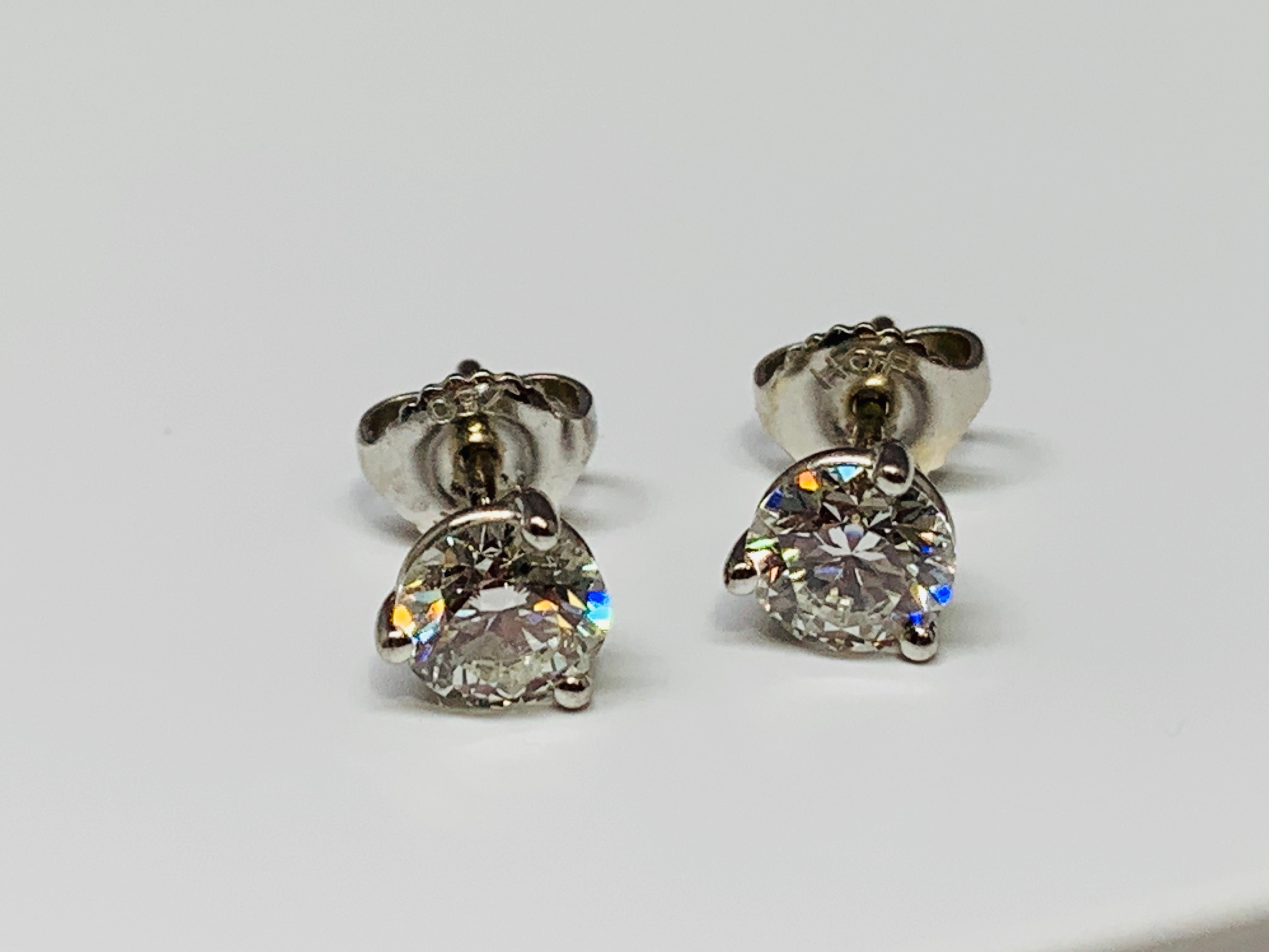 Contemporary Hearts on Fire 18 Karat White Gold 1.50 Carat Total Weight Diamond Stud Earrings For Sale