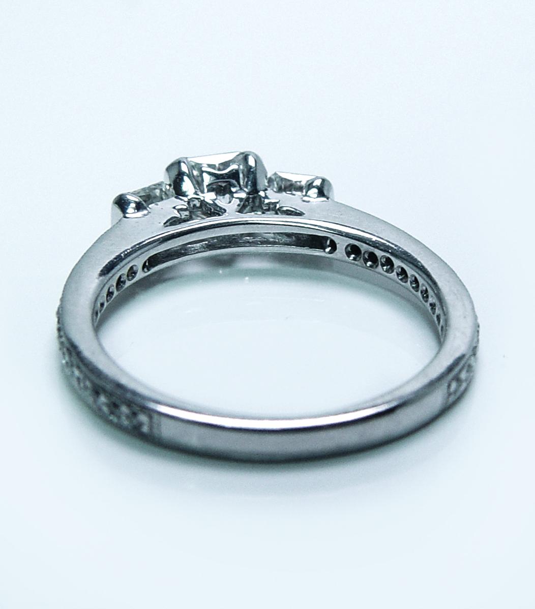 Hearts on Fire, bague de fiançailles à 3 pierres en or blanc 18 carats avec diamant taille rêve en vente 5