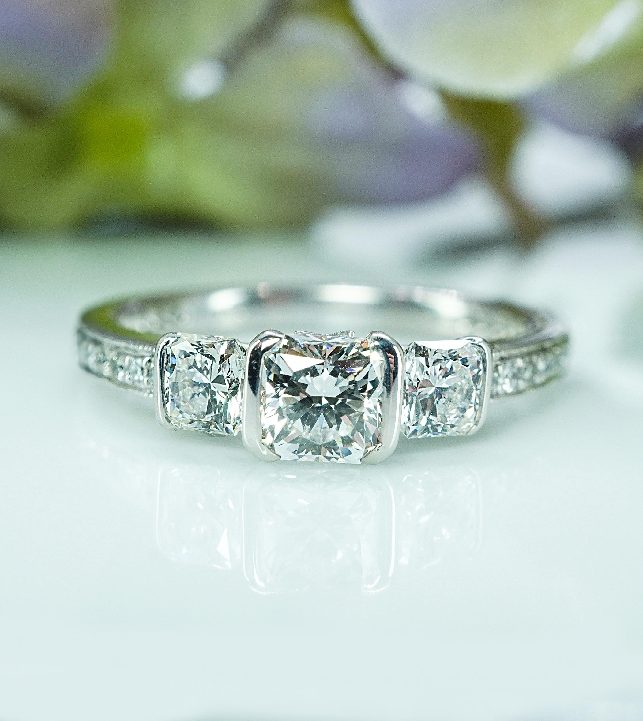  Hearts on Fire Or blanc 18K Dream cut Diamond 3 stone Engagement Wedding Ring Band

Cette fascinante pièce de créateur Hearts on Fire est réalisée en luxueux or blanc 18 carats. Il s'agit de 3 diamants scintillants de taille rêve, une taille