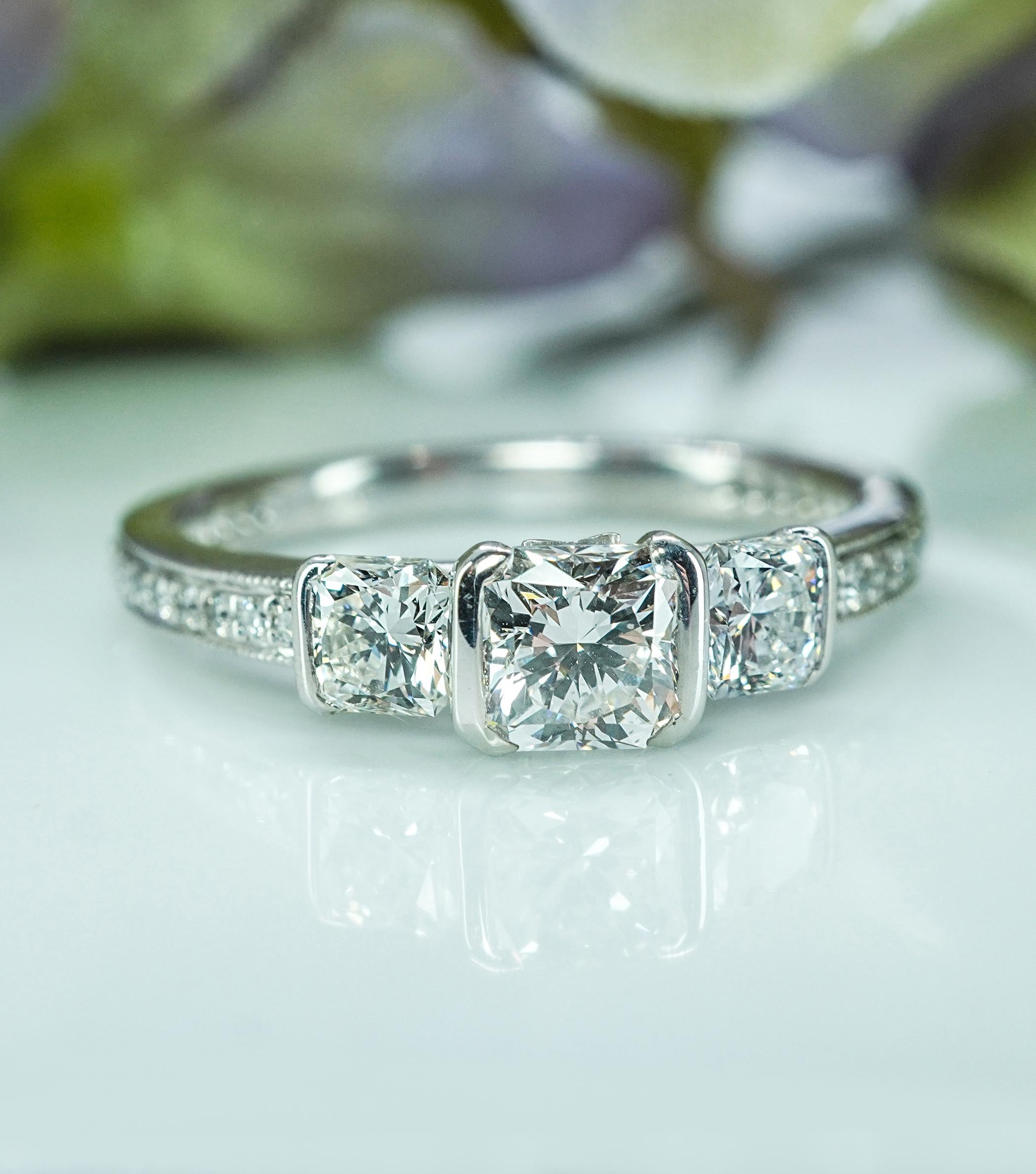 Taille Asscher Hearts on Fire, bague de fiançailles à 3 pierres en or blanc 18 carats avec diamant taille rêve en vente