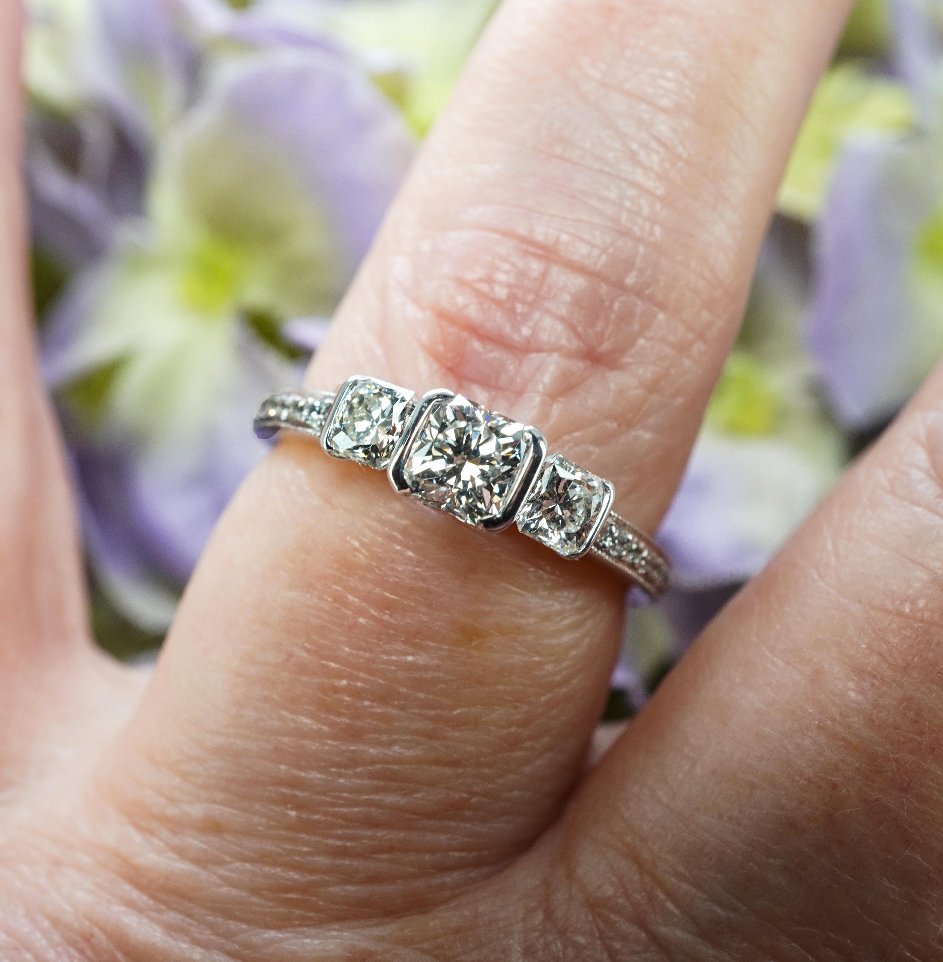 Hearts on Fire, bague de fiançailles à 3 pierres en or blanc 18 carats avec diamant taille rêve Bon état - En vente à Brambleton, US