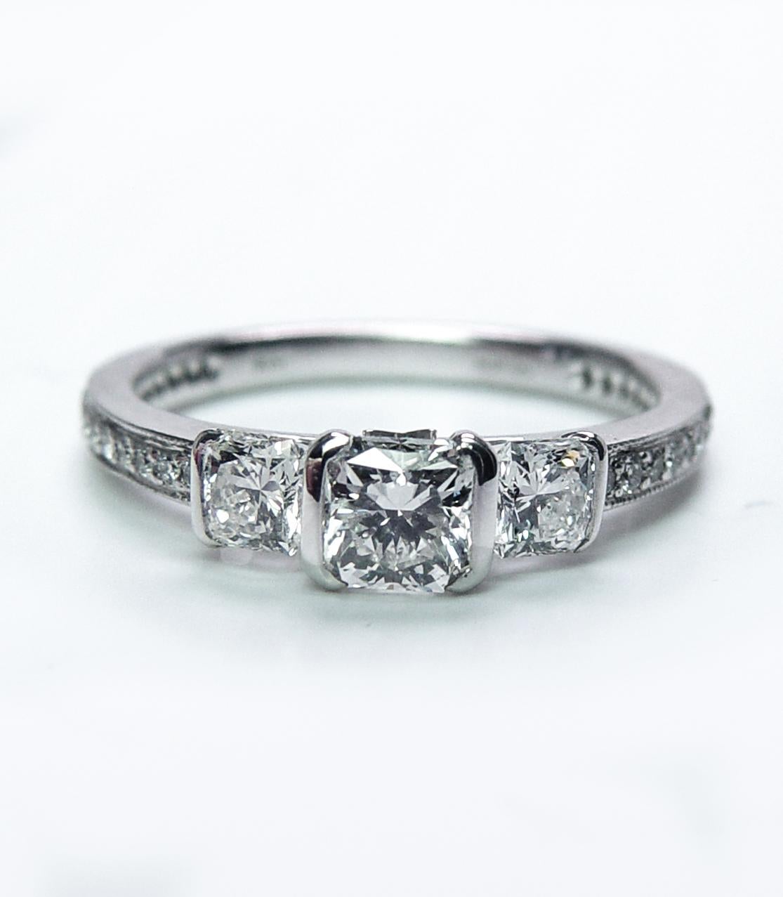 Hearts on Fire, bague de fiançailles à 3 pierres en or blanc 18 carats avec diamant taille rêve Pour femmes en vente