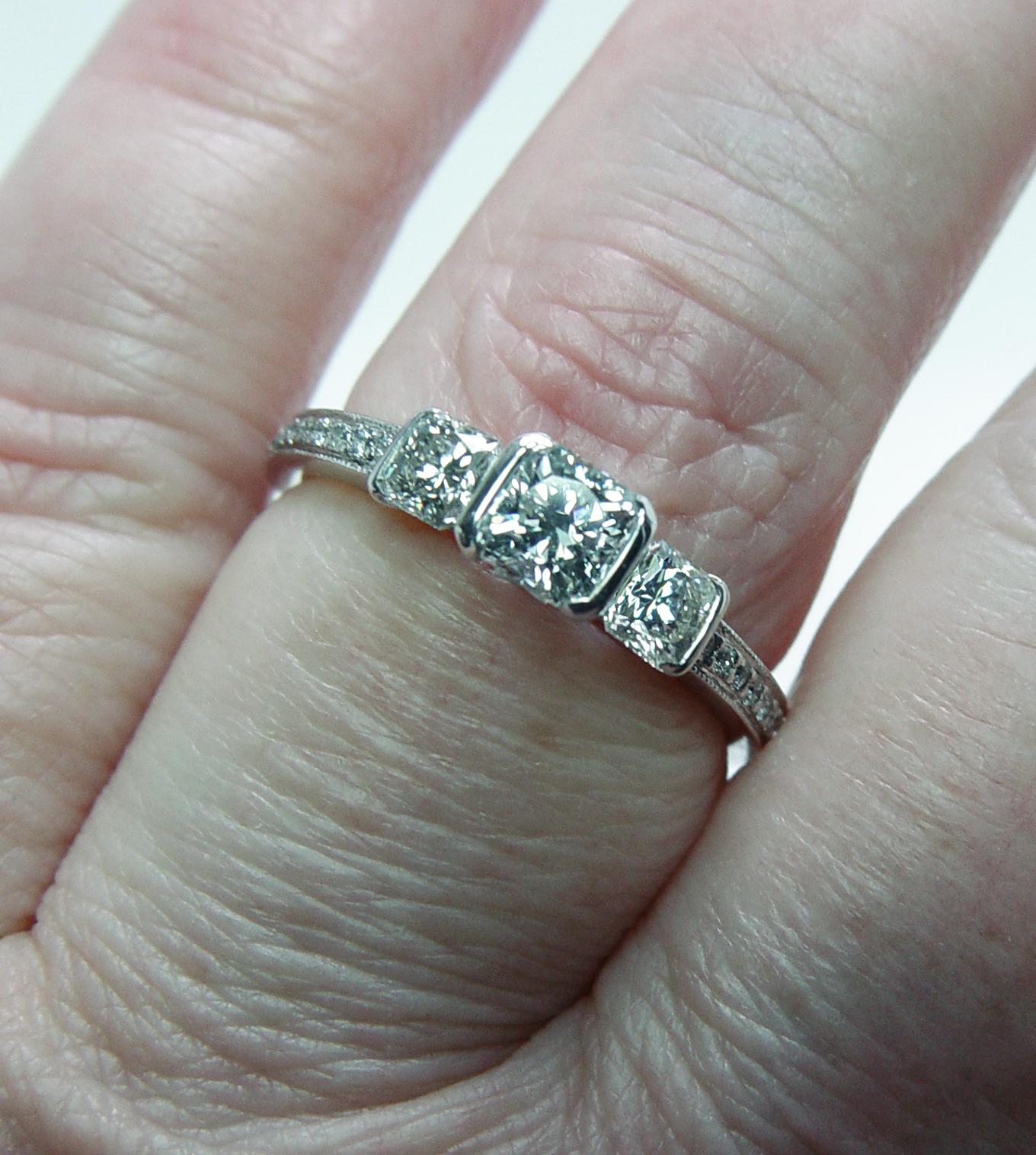 Hearts on Fire, bague de fiançailles à 3 pierres en or blanc 18 carats avec diamant taille rêve en vente 1