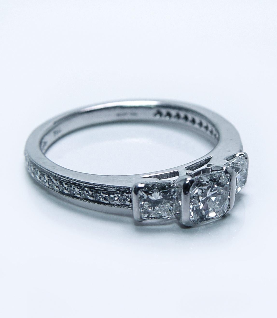 Hearts on Fire, bague de fiançailles à 3 pierres en or blanc 18 carats avec diamant taille rêve en vente 2