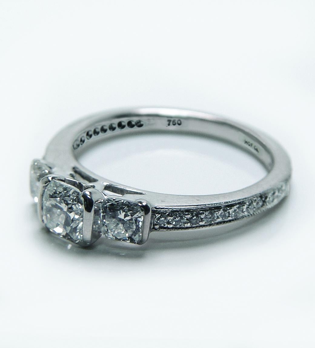 Hearts on Fire, bague de fiançailles à 3 pierres en or blanc 18 carats avec diamant taille rêve en vente 3