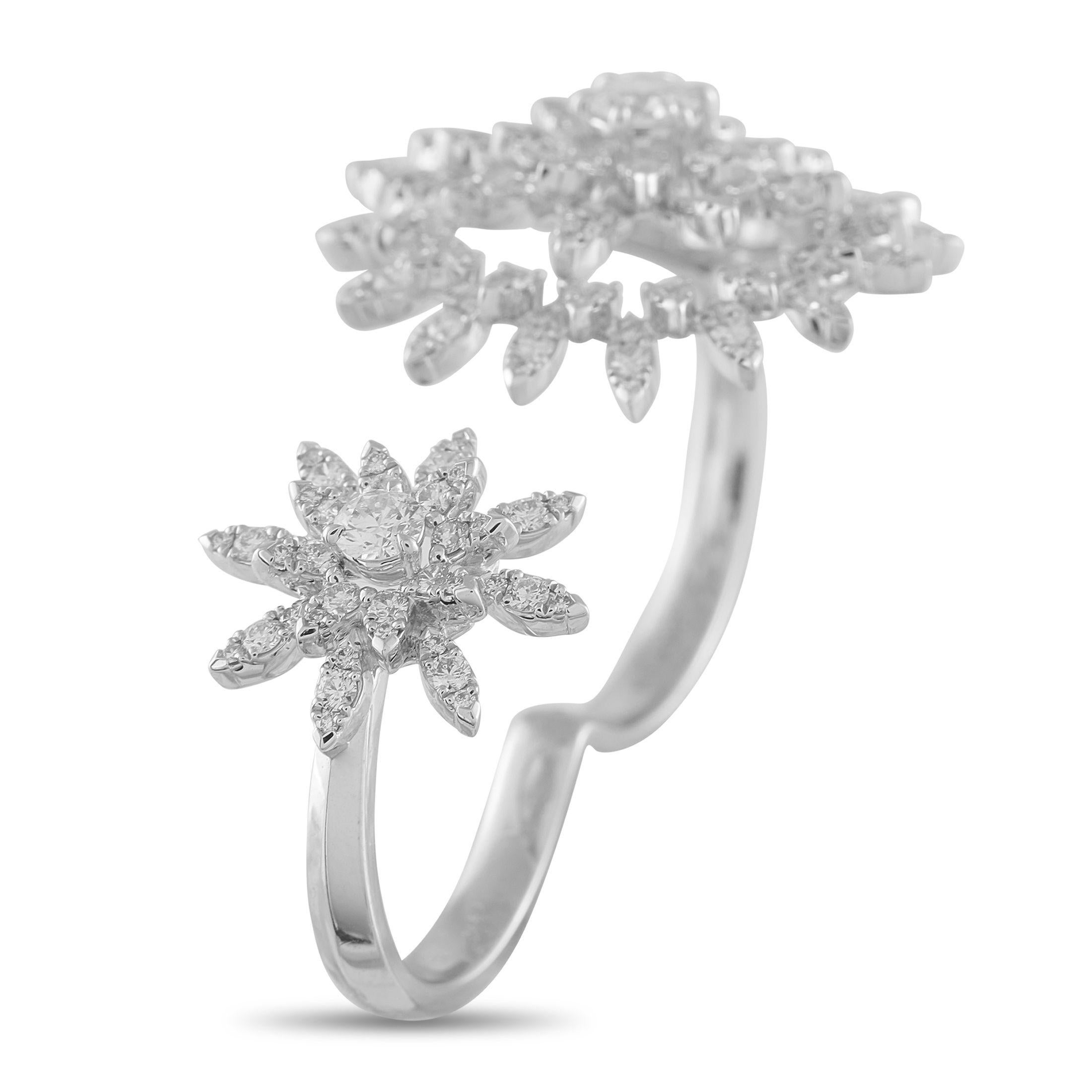 Questo anello chic e contemporaneo Hearts On Fire Aerial Sunburst a due dita è stato progettato per farsi notare. Eleganza di motivi a forma di sole esaltano la scenografica montatura in oro bianco 18 carati, che avvolge due dita per una maggiore