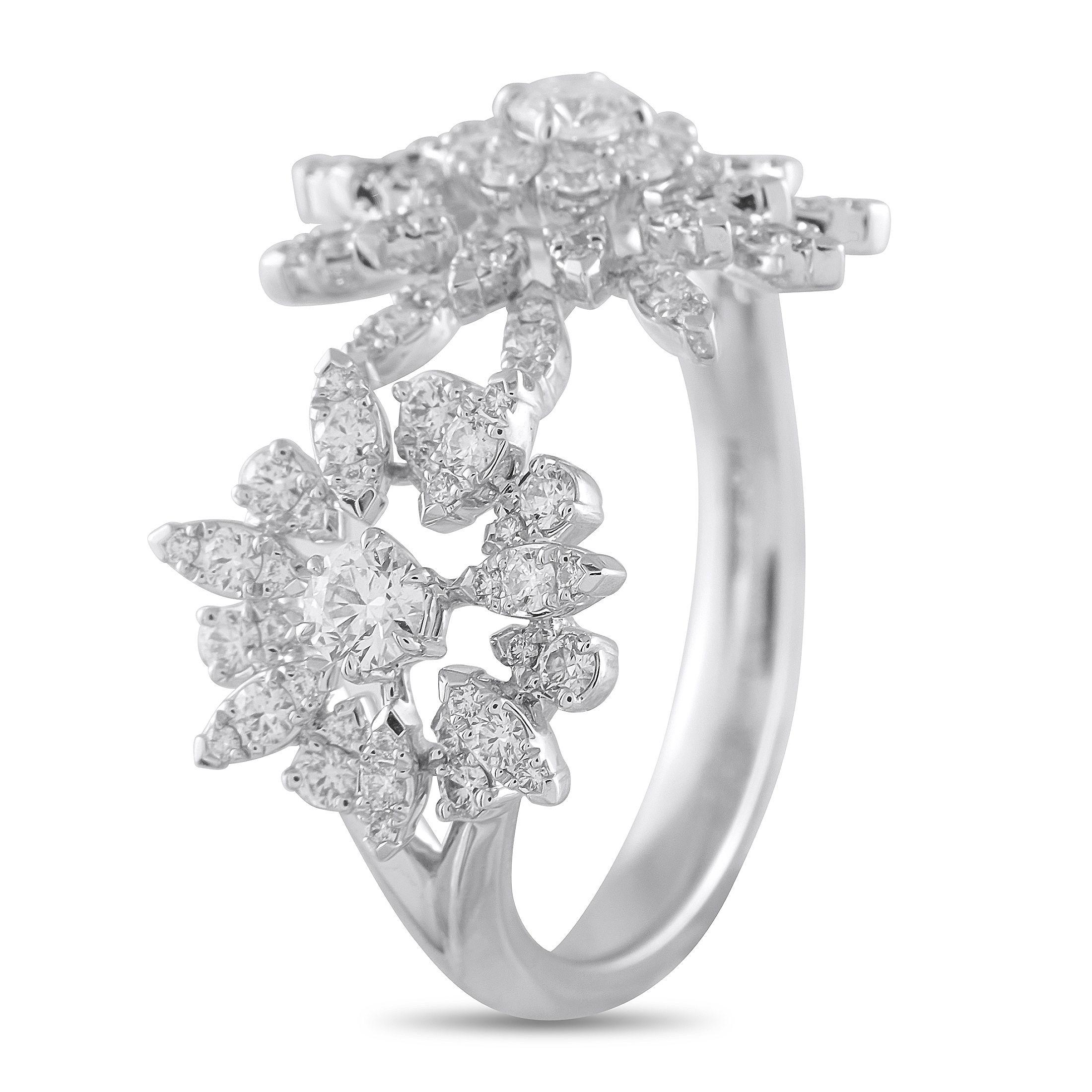 Une paire de motifs éblouissants en forme de soleil occupe le devant de la scène sur cette bague Aerial Double Sunburst de Hearts on Fire, d'une facture exquise. Serti dans de l'or blanc 18 carats, le design dynamique et contemporain semble