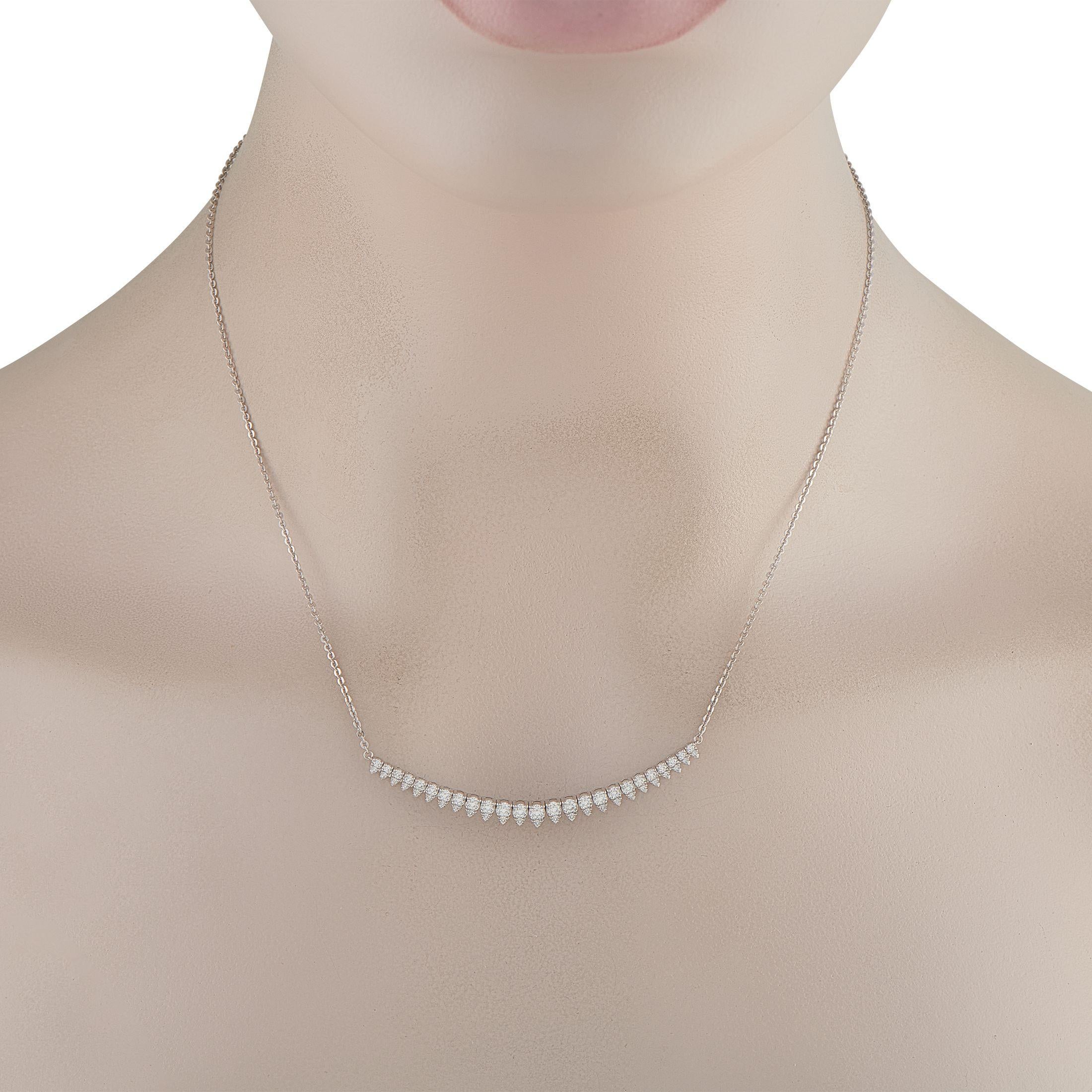 Añade un toque de elegancia a cualquier conjunto con este collar Hearts On Fire Eclipse Lunar Aéreo. En esta pieza, una serie de Diamantes en forma de pera que suman 0,84 quilates añaden un sutil brillo al centro de la delicada cadena de 18.
