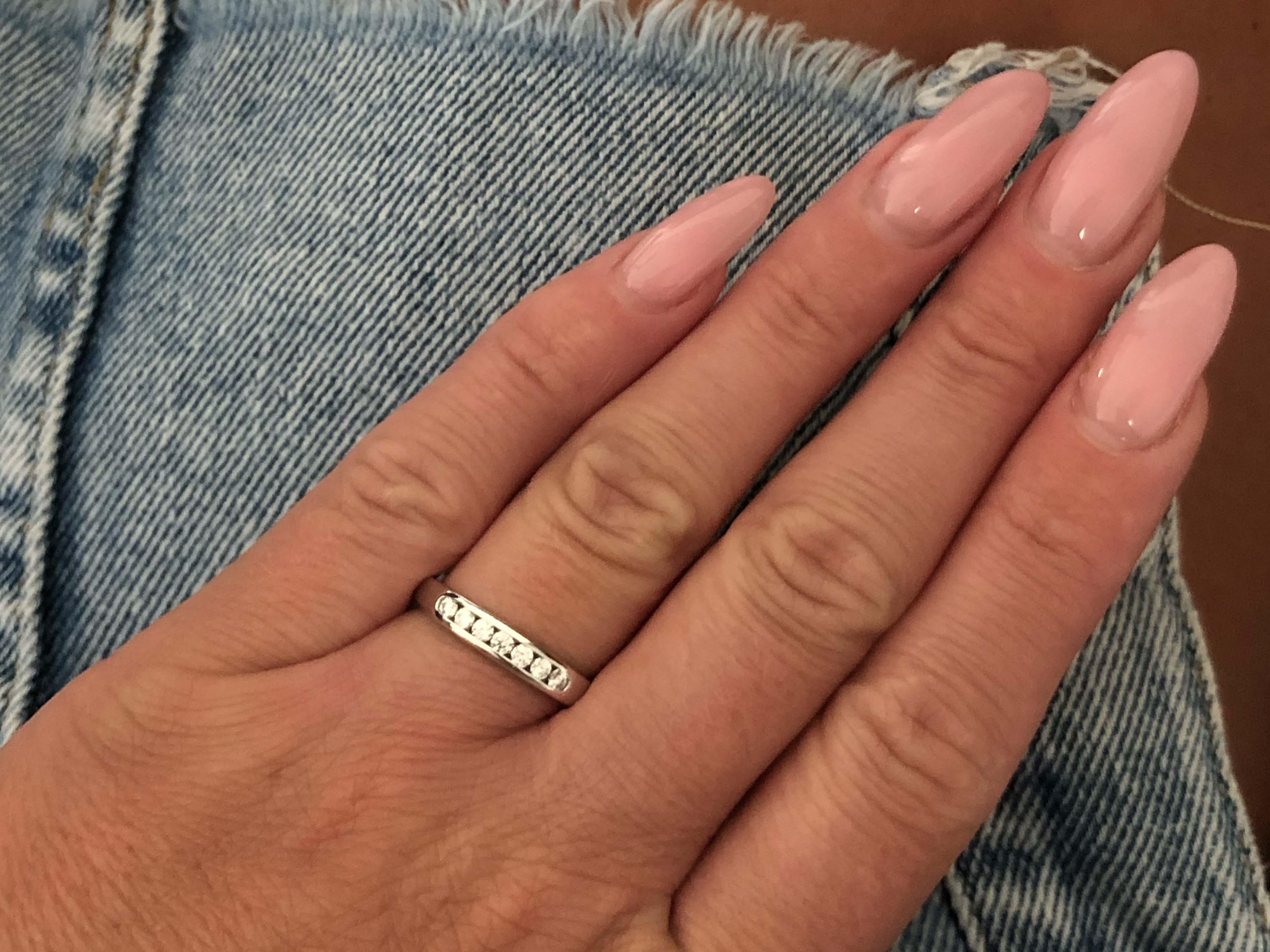 Item Specifications:
​
​Designer: Hearts on Fire

Metal: 18k White Gold

Diamond Count: 7 brilliant cut

Total Diamond Carat Weight: ~0.21 carats 

Diamond Color: G
​
​Diamond Clarity: VS2

Ring Size: 7

Ring Width: 3.7 mm 

Total Weight: 3.1
