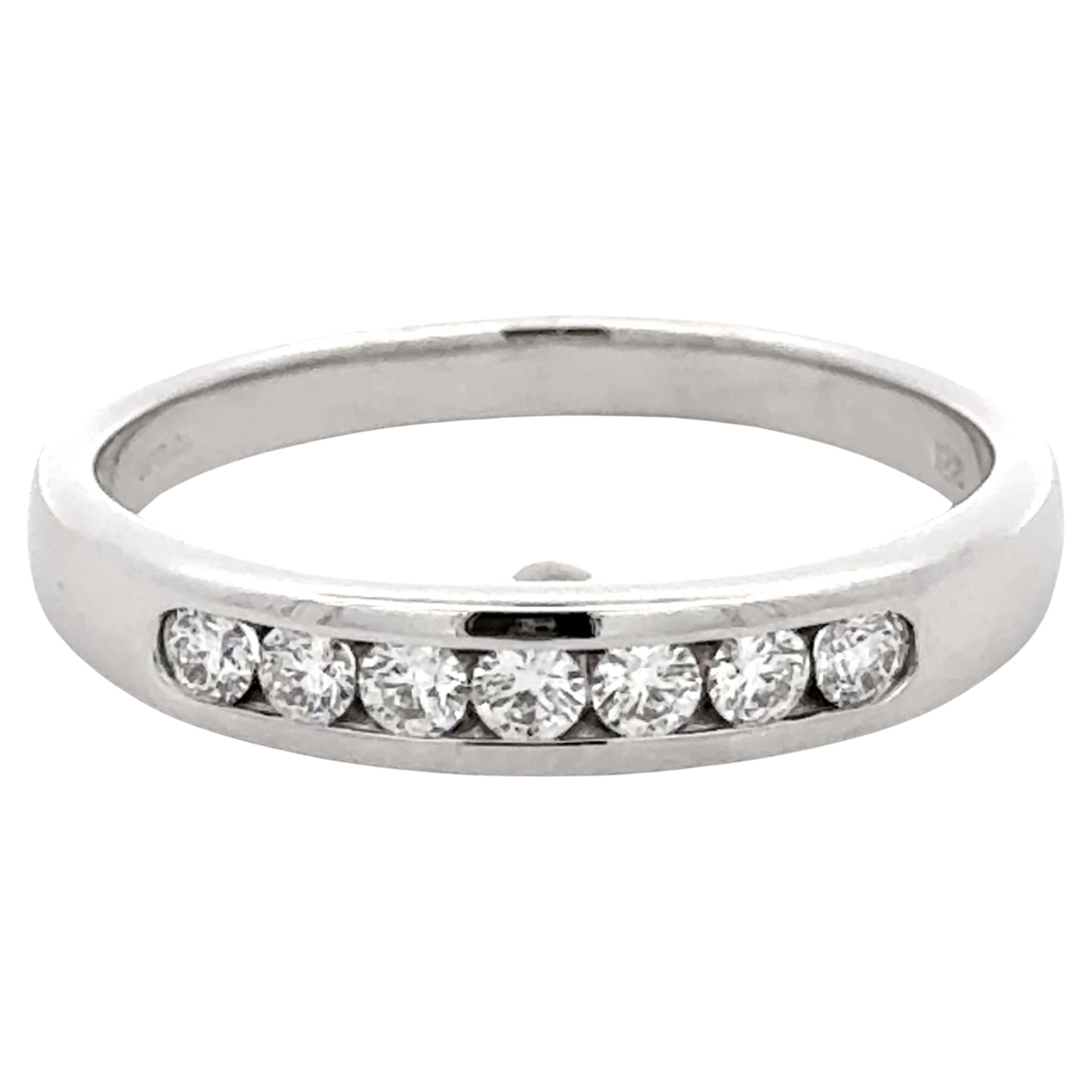 Hearts On Fire Anillo de 7 Diamantes en Canales de Oro Blanco de 18k