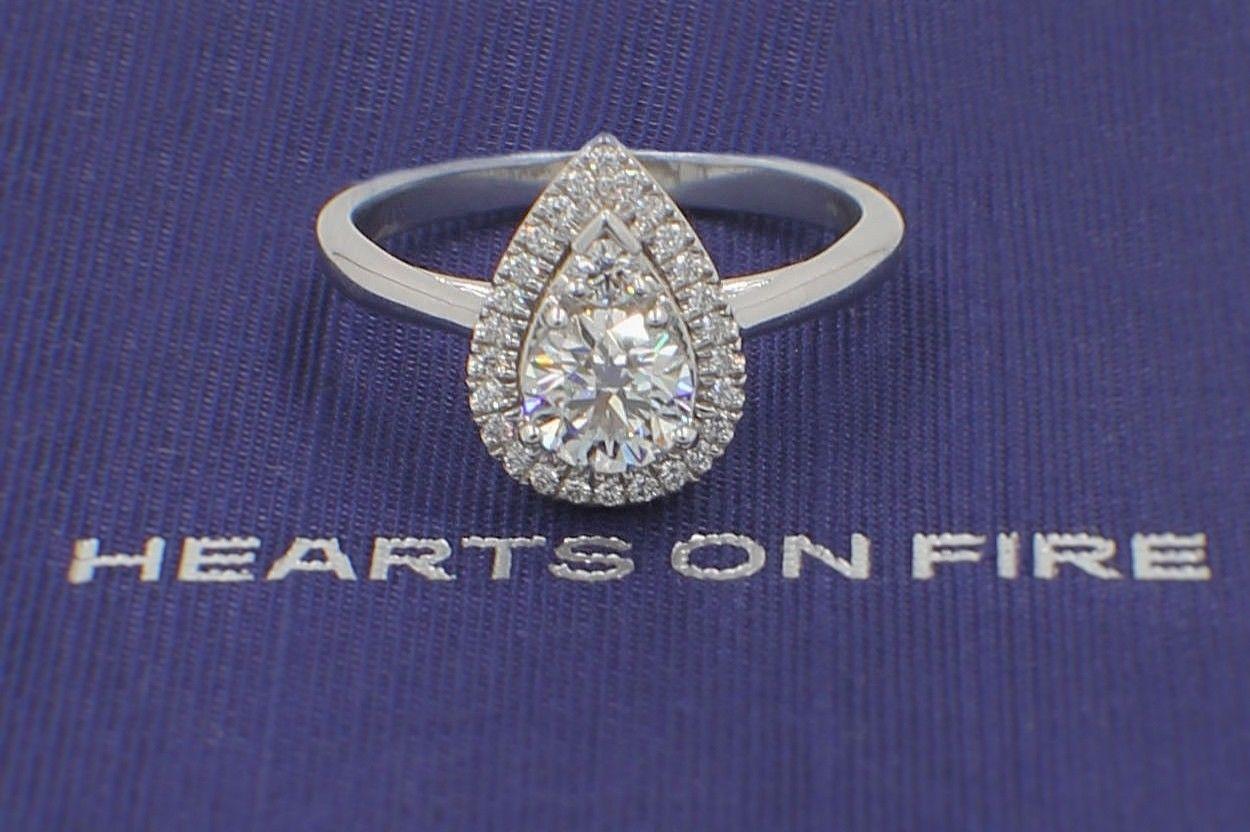 Hearts on Fire Destiny La petite bague de fiançailles en forme de goutte d'eau halo ronde de 0,88 carat en vente 5