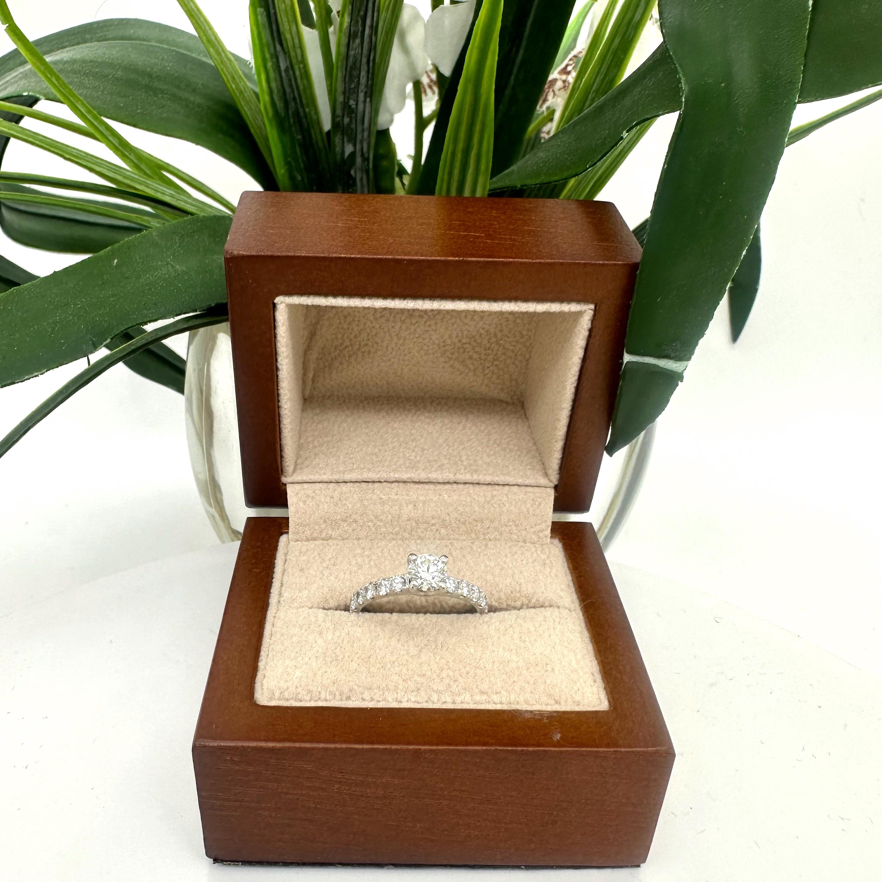 Diamante Hearts On Fire 0,51 cts J SI1 engastado en un anillo de compromiso de platino en venta 10