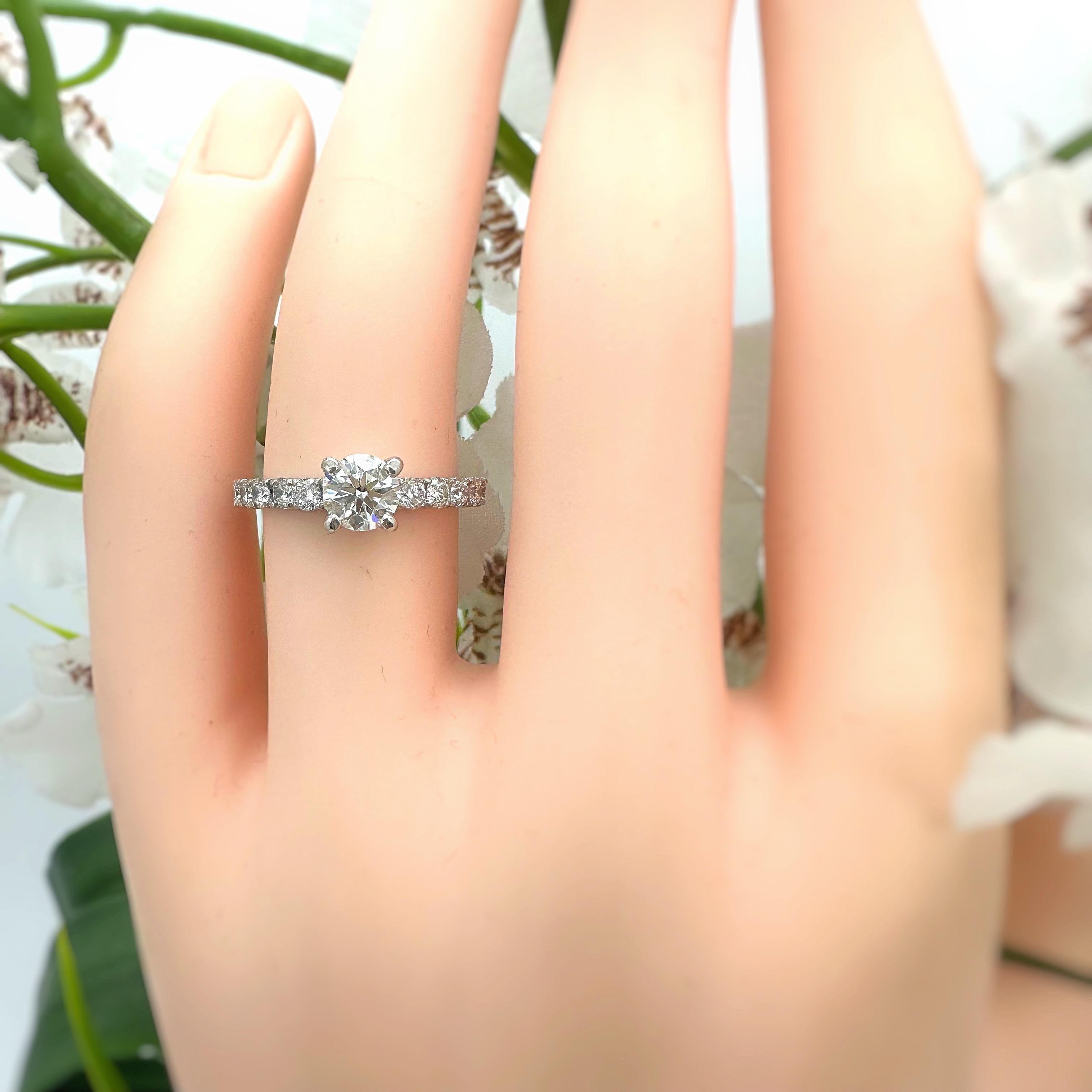Diamante Hearts On Fire 0,51 cts J SI1 engastado en un anillo de compromiso de platino Corte redondo en venta