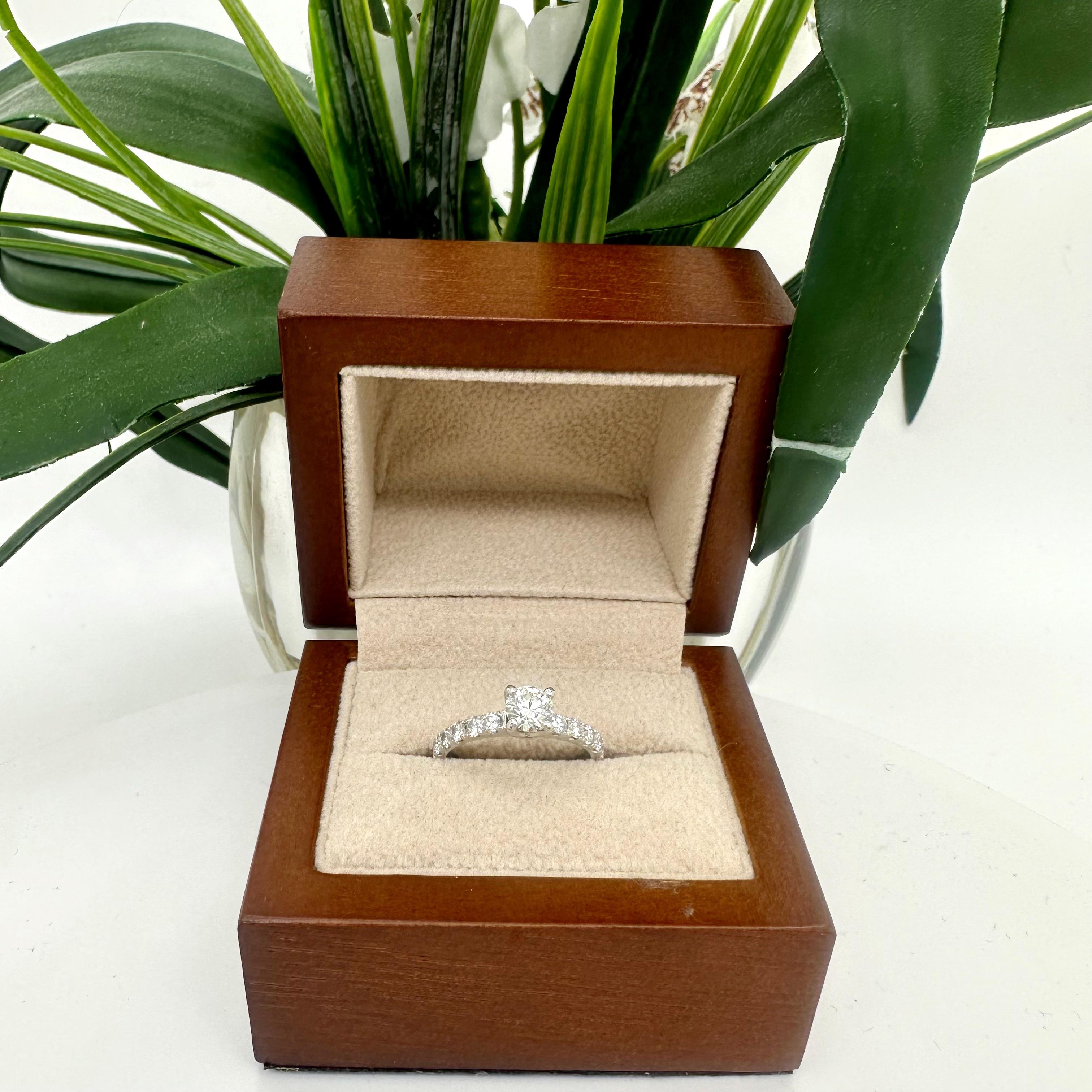 Diamante Hearts On Fire 0,51 cts J SI1 engastado en un anillo de compromiso de platino en Bueno estado para la venta en San Diego, CA