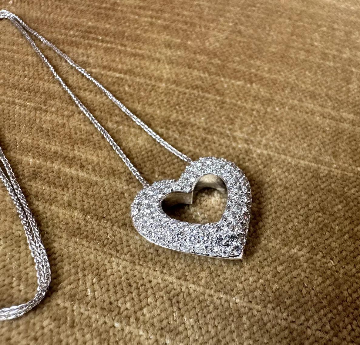 Taille ronde Hearts On Fire Pendentif en forme de cœur en diamant d'un poids total de 1,50 carat en or blanc 18k en vente