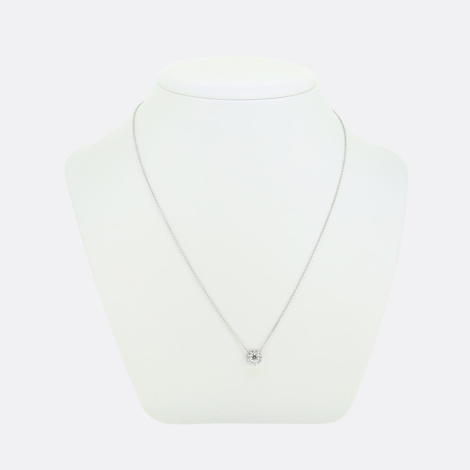 Ecco una raffinata collana del designer di gioielli contemporanei Hearts On Fire. Il ciondolo sfoggia un singolo diamante da 0,25 carati al centro, circondato da un'aureola di pietre abbinate leggermente più piccole che creano uno scintillio