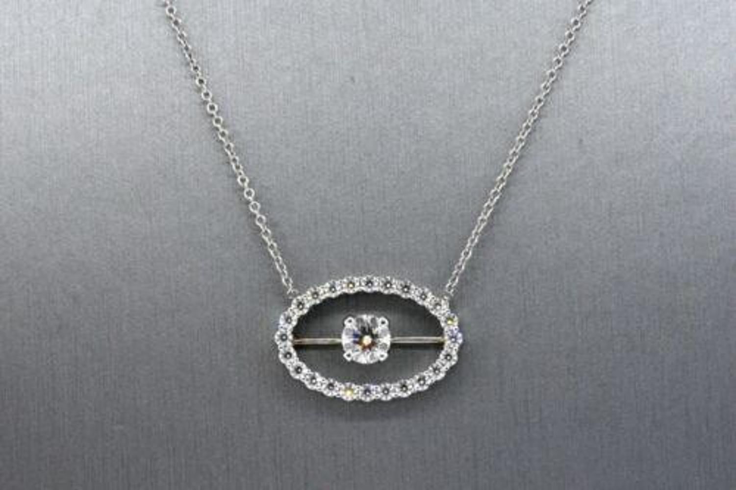 Ecco un rarissimo ciondolo vintage con diamante Hearts On Fire, con un grande diamante centrale di circa 0,80 carati e un ovale di piccoli diamanti intorno! Non troverai mai un altro esemplare come questo da nessuna parte! Il diamante centrale ha un