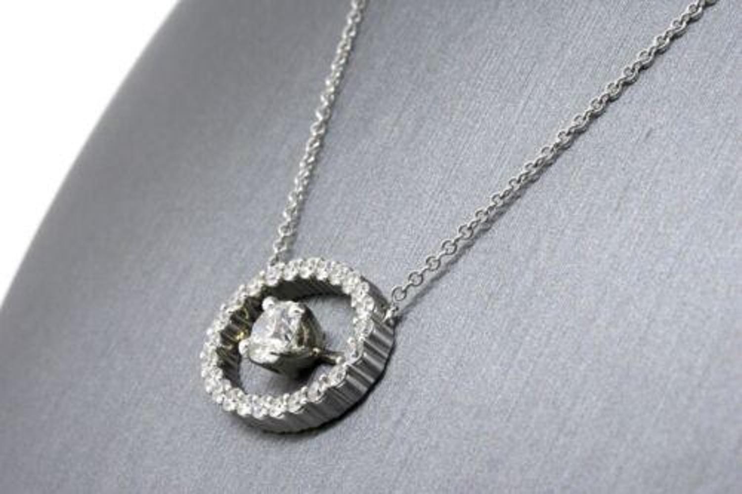 Hearts On Fire HOF - Ciondolo con diamante da 1,52 carati, centro rotondo da 0,80 Ovale - Collana in 18k In condizioni ottime in vendita a Northbrook, IL