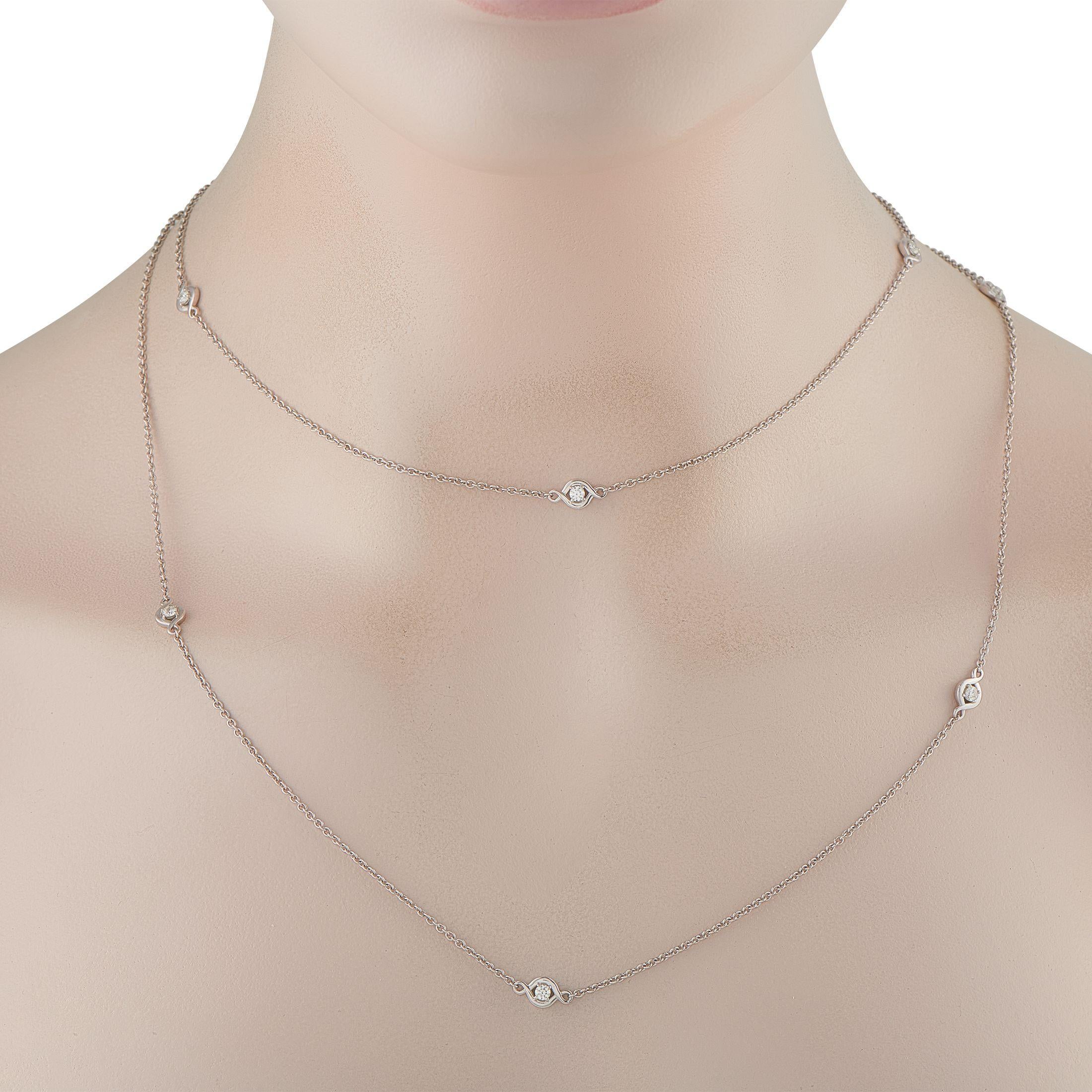 Este collar de estación Hearts On Fire Optima es lo suficientemente discreto para llevarlo a diario. Fabricado en oro blanco de 18 quilates, el sencillo diseño se realza con detalles de diamantes de 0,54 quilates en un engaste metálico giratorio.