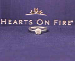 Hearts On Fire Anello di fidanzamento con diamante rotondo senza difetti da 0,667 carati in oro bianco 18 carati