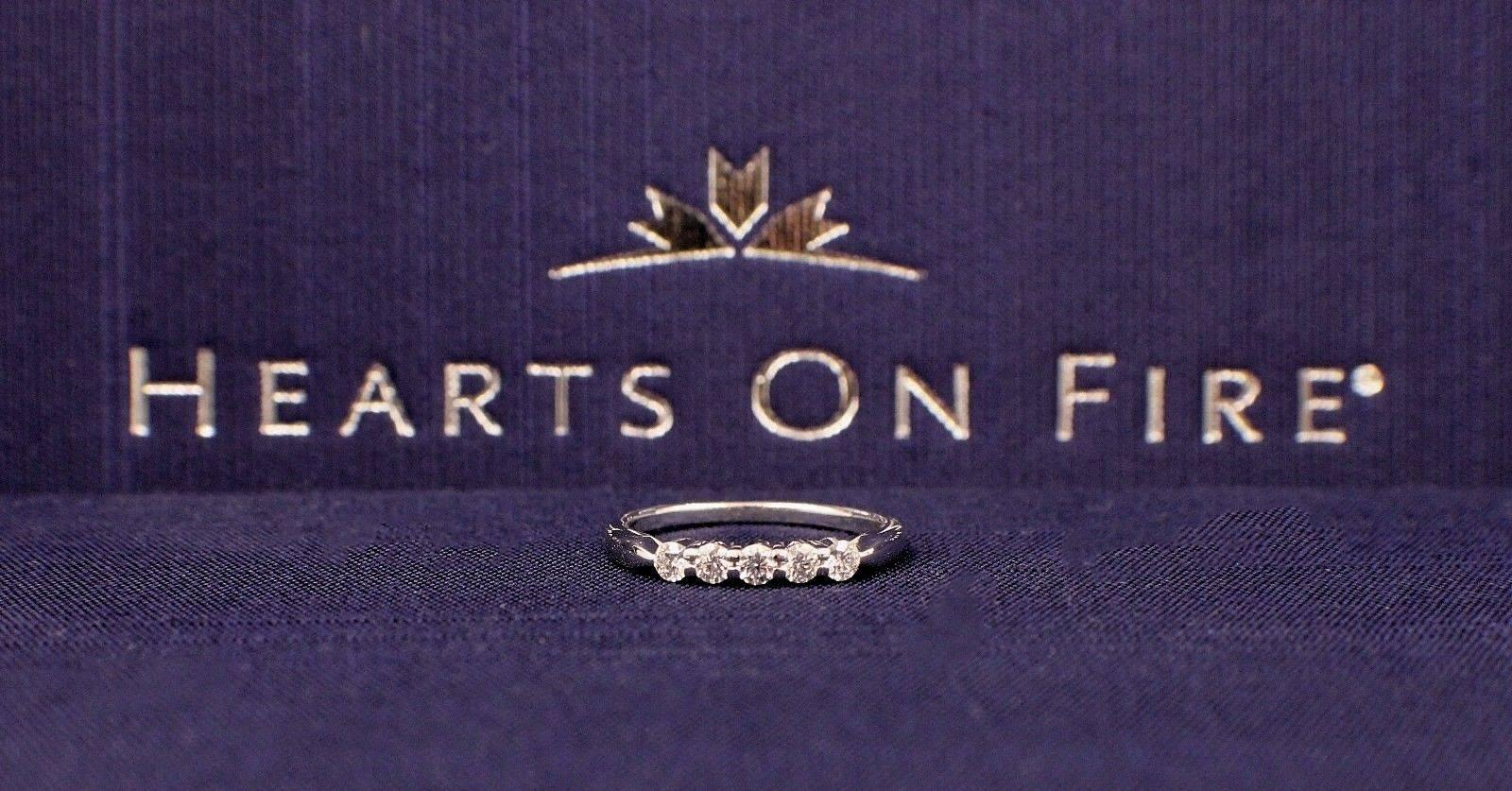 Taille ronde Alliance à cinq pierres en or blanc 18 carats avec diamants ronds Hearts on Fire (0,05 ct. pt.) en vente