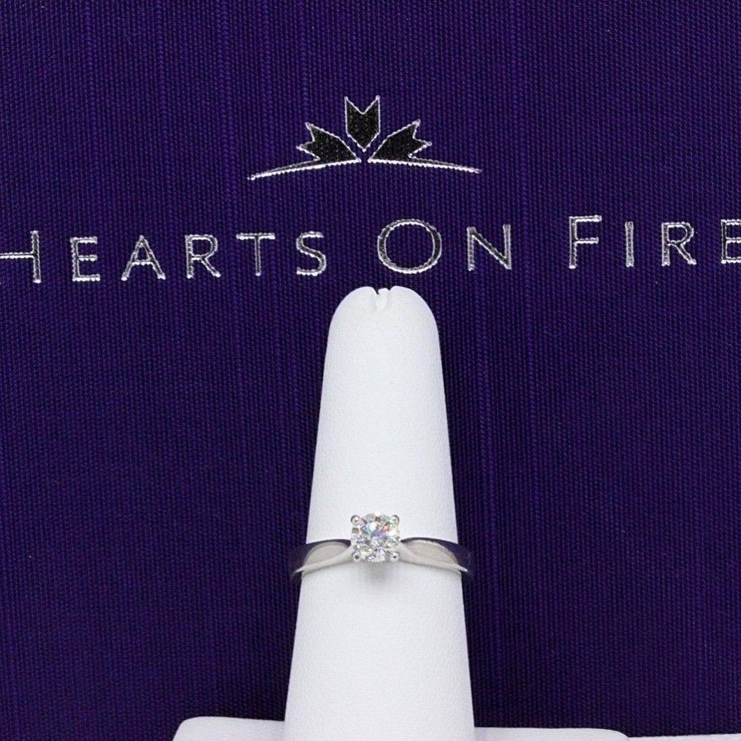 Hearts on Fire Serenity Bague de fiançailles en or blanc 18 carats avec diamants ronds 0,536TCW Pour femmes en vente
