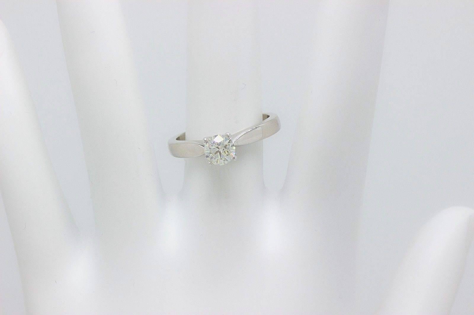Hearts on Fire Serenity Bague de fiançailles en or blanc 18 carats avec diamants ronds 0,536TCW en vente 3