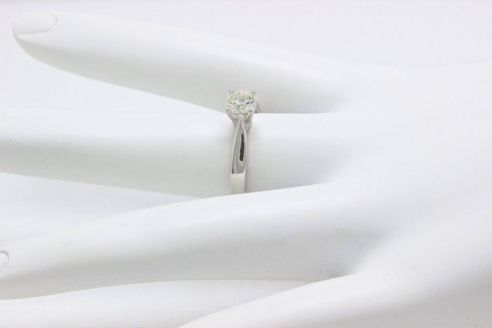 Anello di fidanzamento con diamante rotondo Hearts On Fire Serenity in oro bianco 18k 0,536TCW in vendita 4