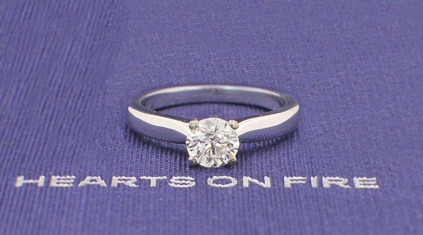 Taille ronde Hearts on Fire Signature Bague de fiançailles en or 18 carats avec diamants ronds de 0,71 carat en vente