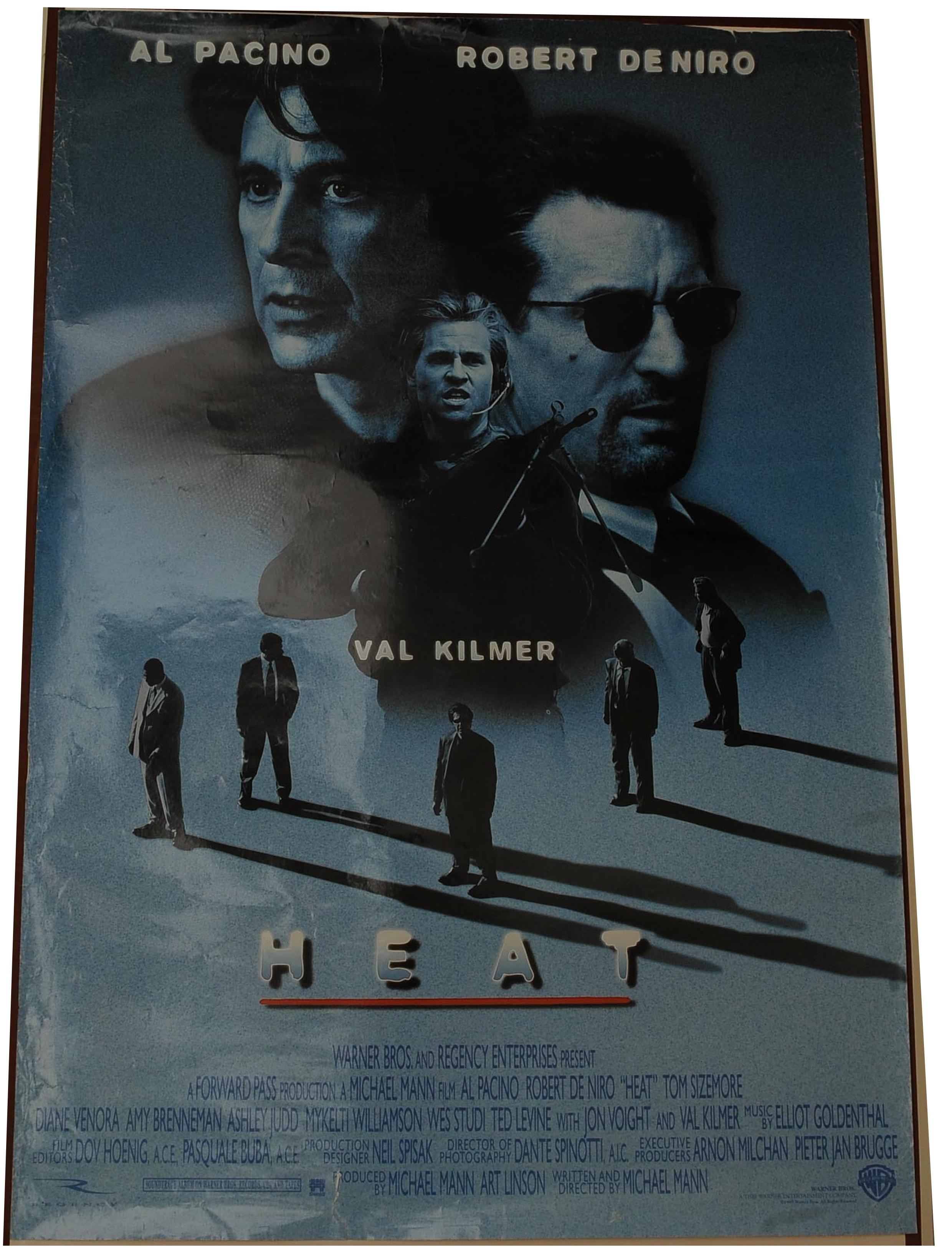Affiche originale du film Robert De Niro, Al Pacino, Val Kilmer Michael Mann

Lithographie originale de film imprimée aux Etats-Unis en 1995
Copyright de Warner Brothers 1995
Imprimé aux États-Unis

Heat est un film policier américain de 1995 écrit,
