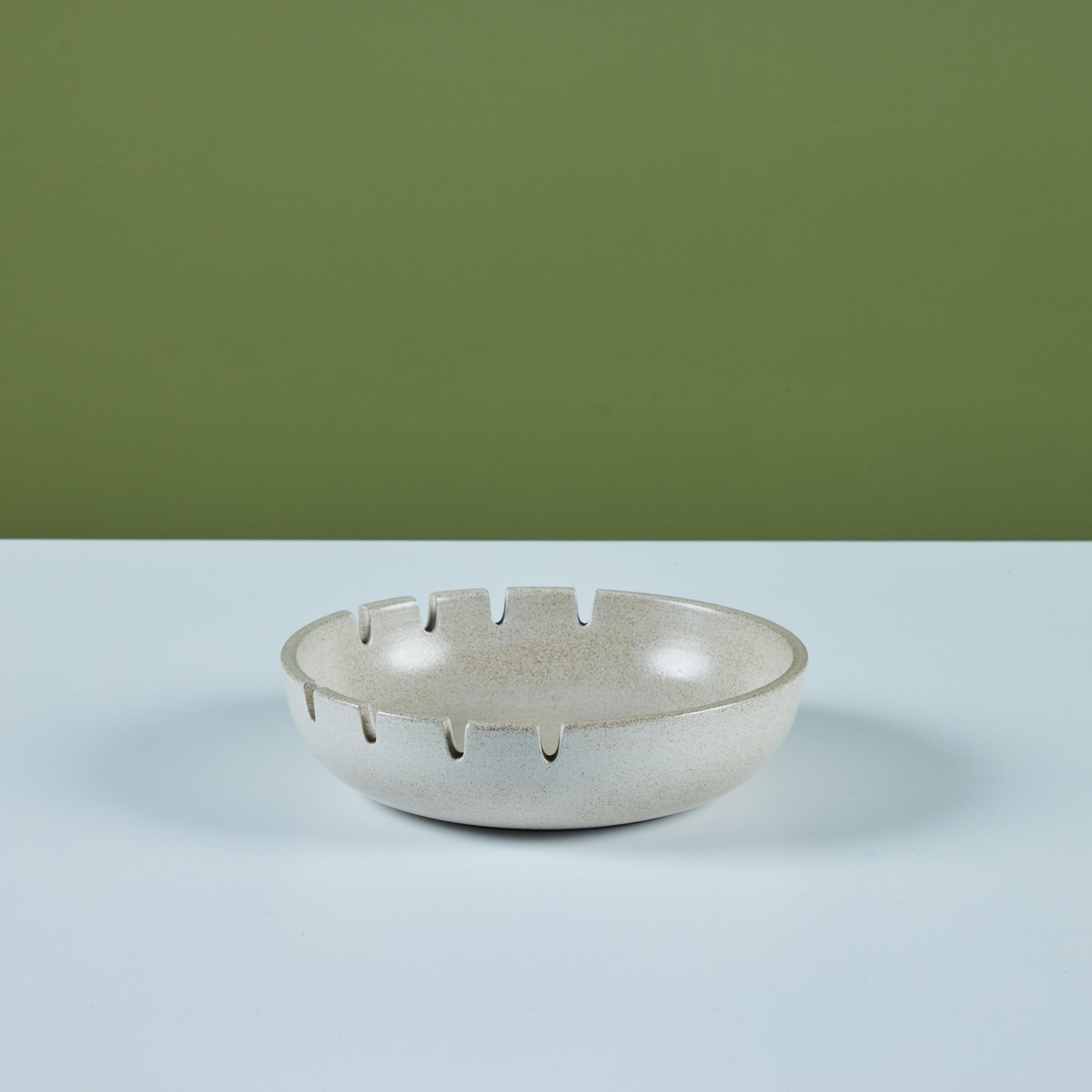 Heath Ceramics Creme Speckle glasiert Aschenbecher (Keramik) im Angebot