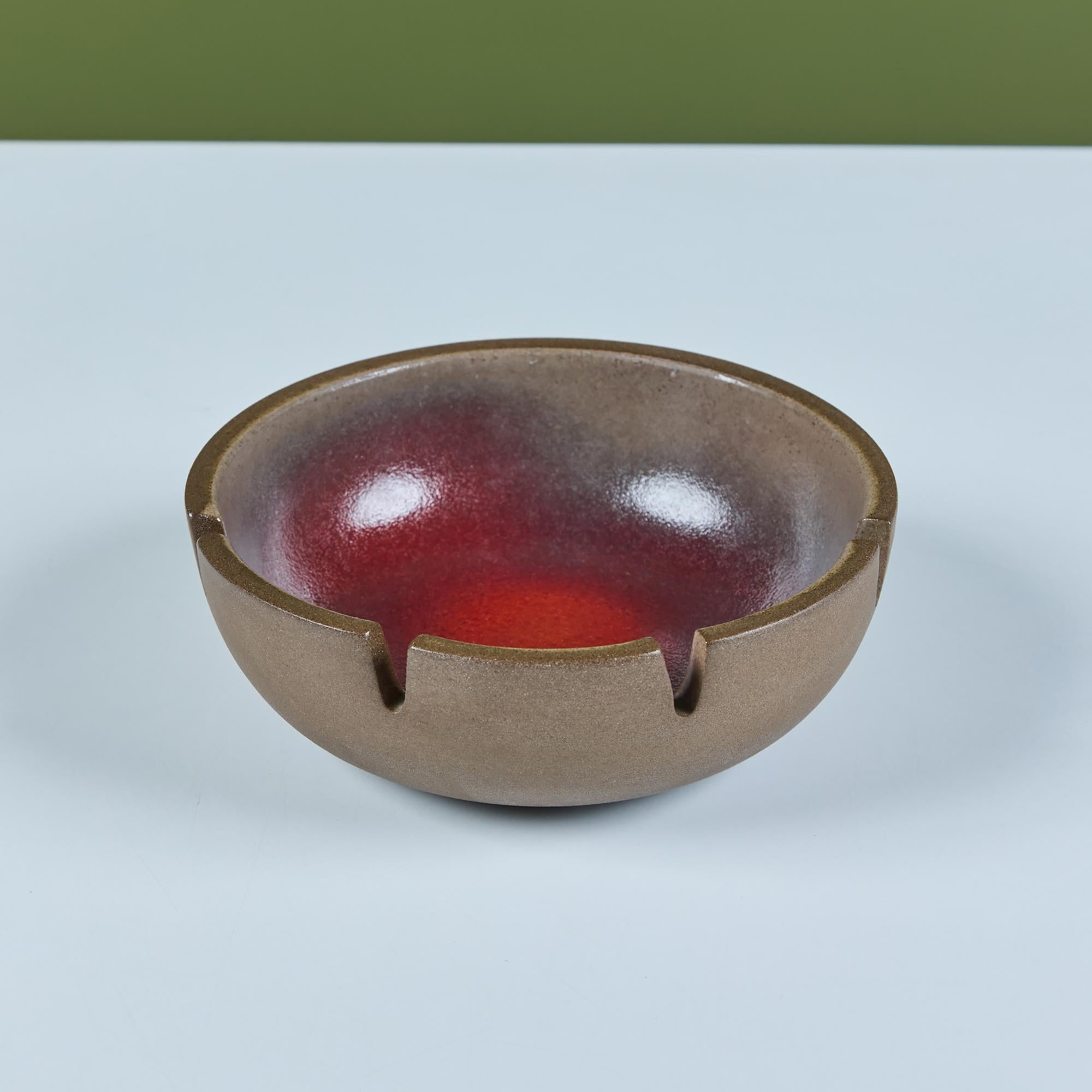 Cenicero de cerámica de Heath Ceramics, c.1960, EE.UU. El cenicero presenta un exterior de gres y un interior esmaltado ombre con tonos rojos y morados. También puede utilizarse como cajón decorativo o jabonera. Inscripción en la parte inferior: