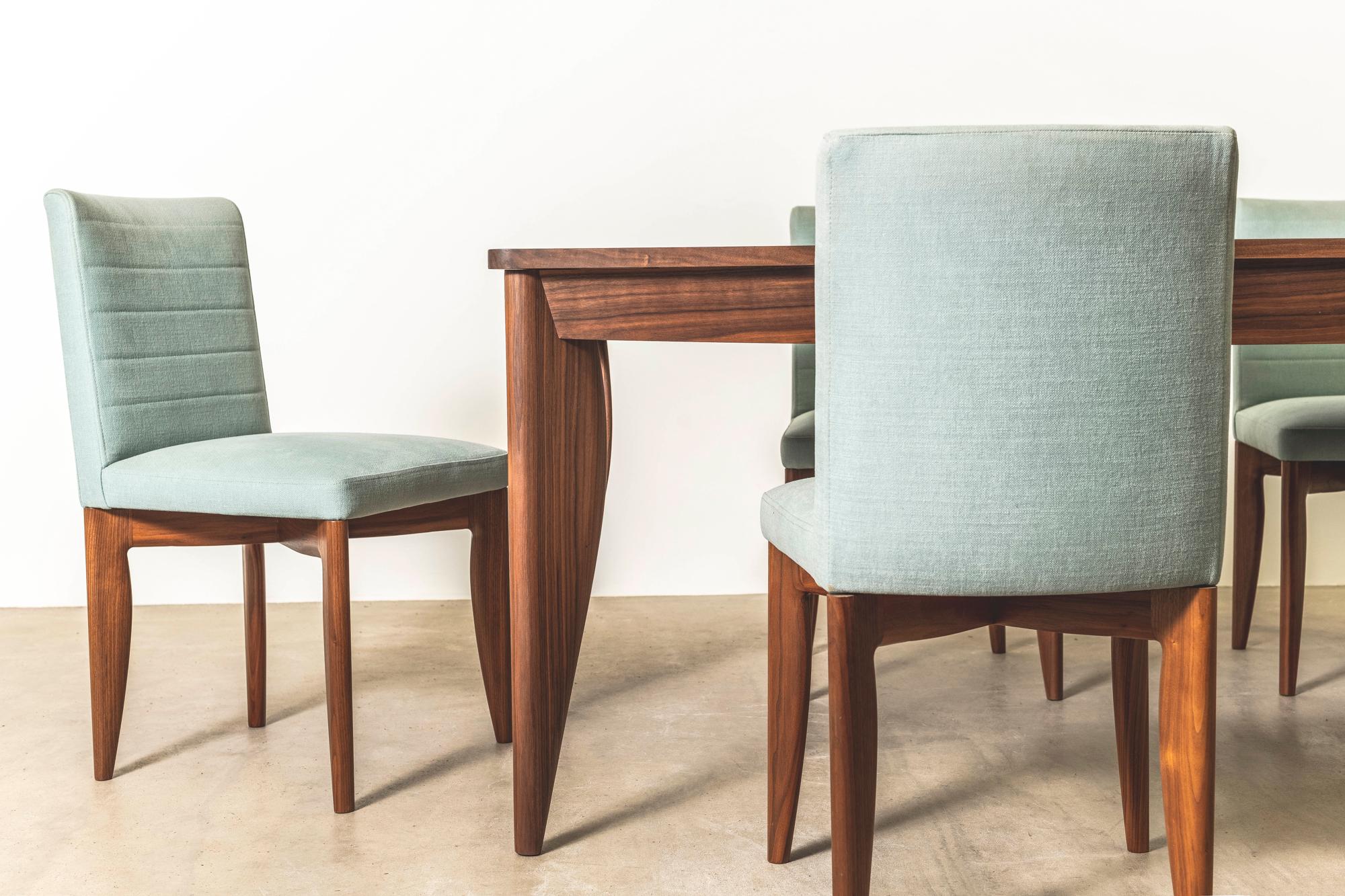 Esstisch mit Etui und sechs Stühlen aus amerikanischem Nussbaumholz, entworfen von Terence Conran (Britisch) im Angebot