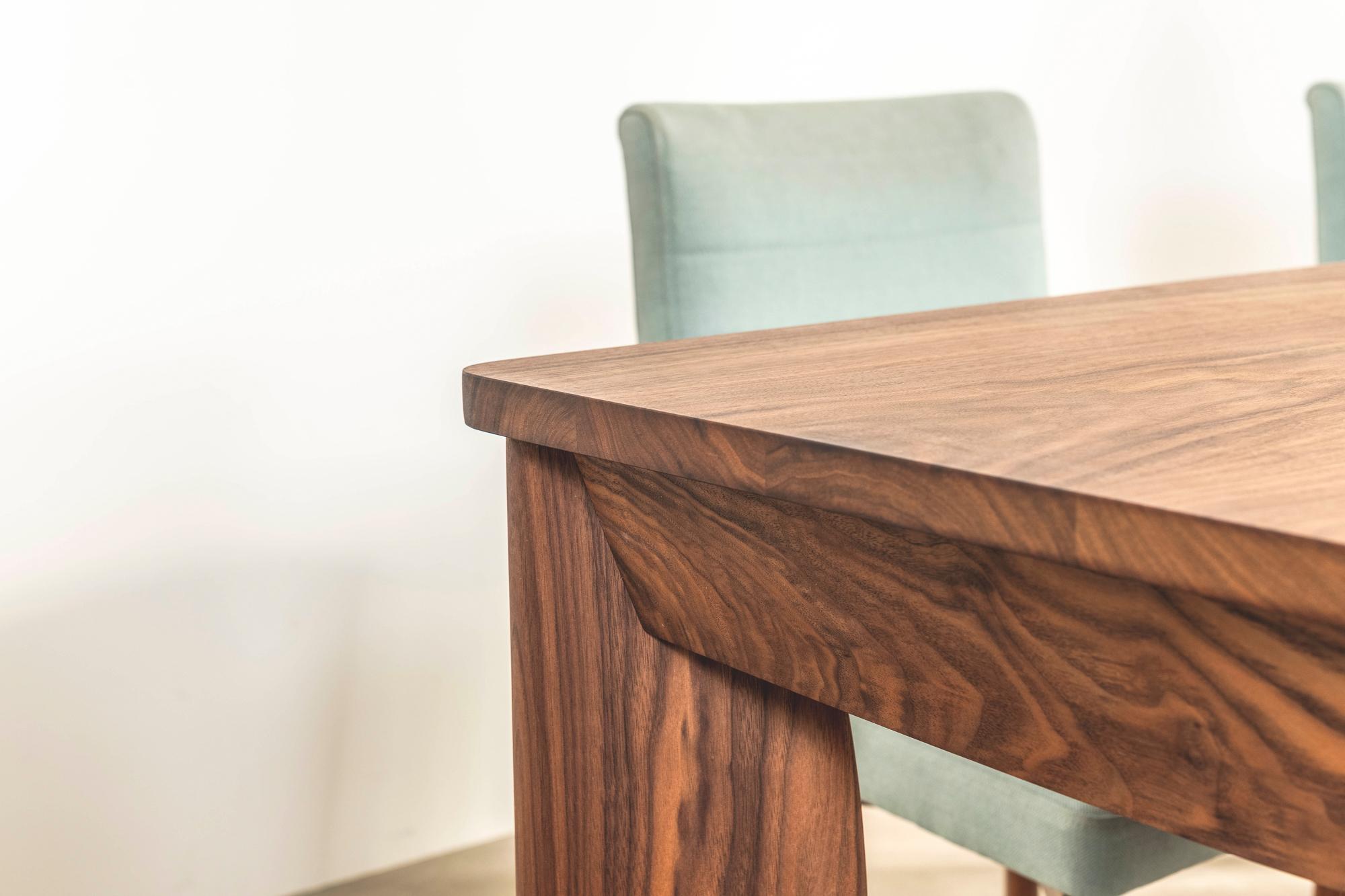 Esstisch mit Etui und sechs Stühlen aus amerikanischem Nussbaumholz, entworfen von Terence Conran (Baumwolle) im Angebot