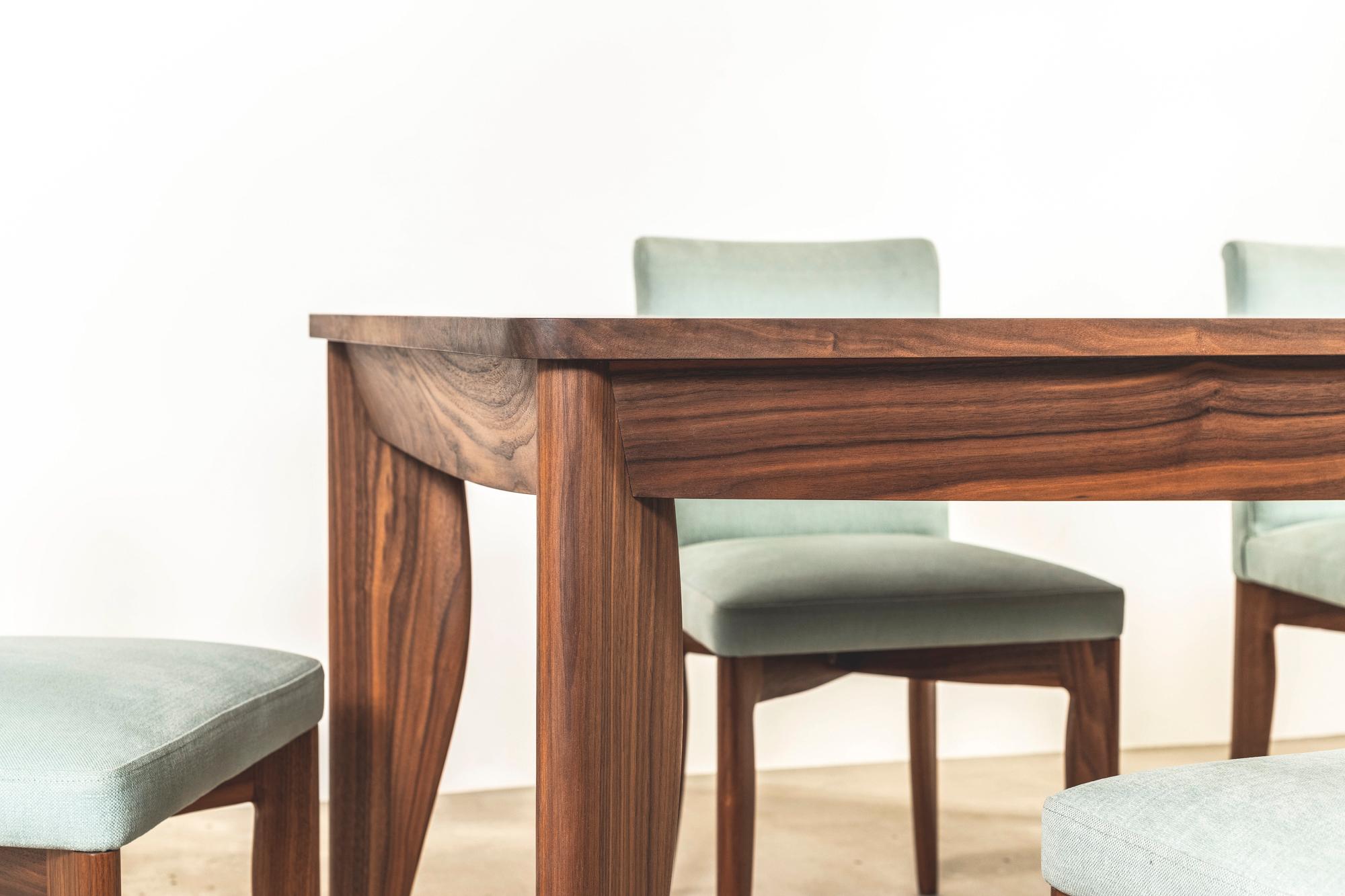 Table de salle à manger et six chaises en noyer américain conçues par Terence Conran en vente 1
